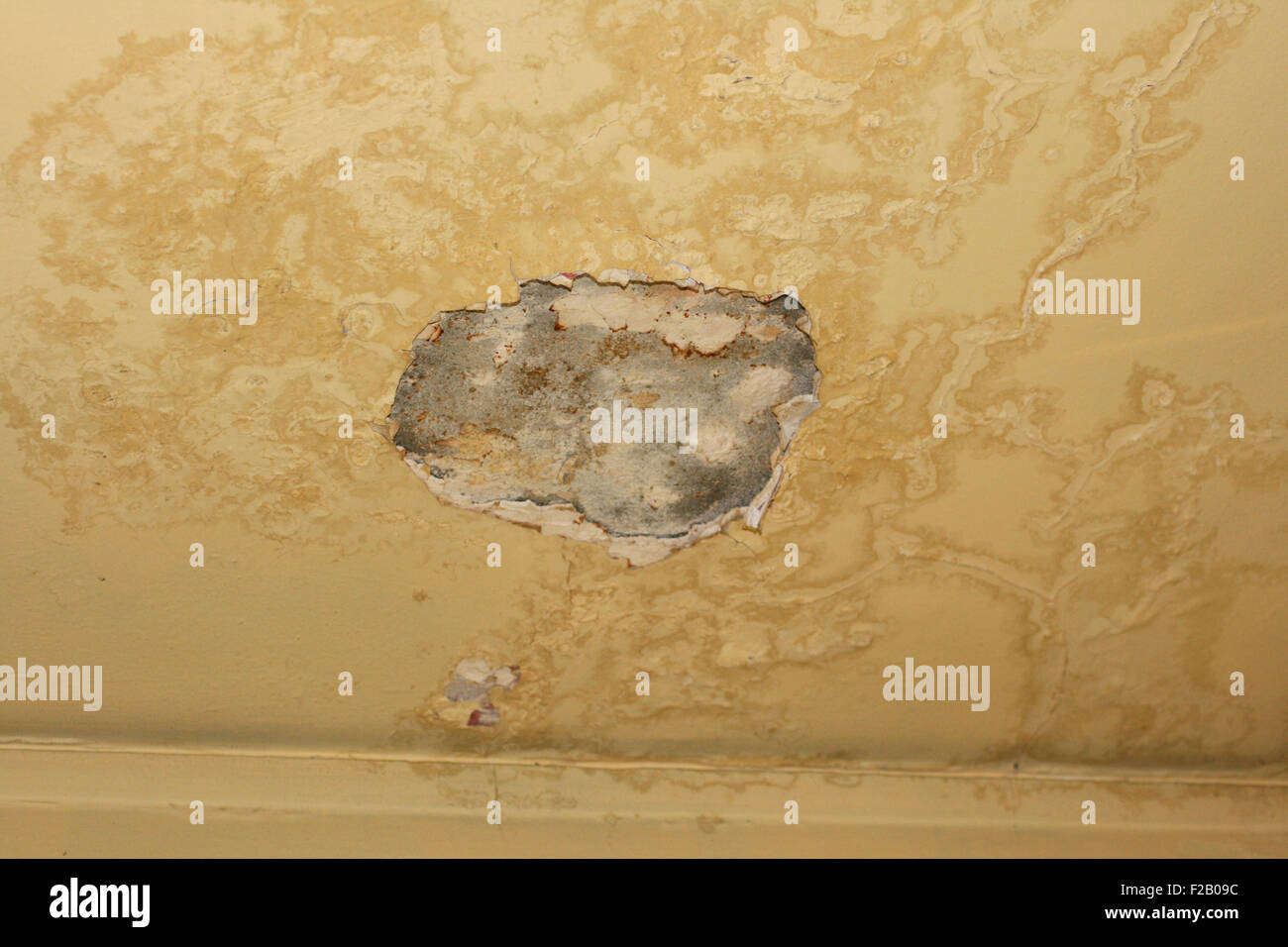 Crepa sul soffitto di una vecchia casa Foto Stock