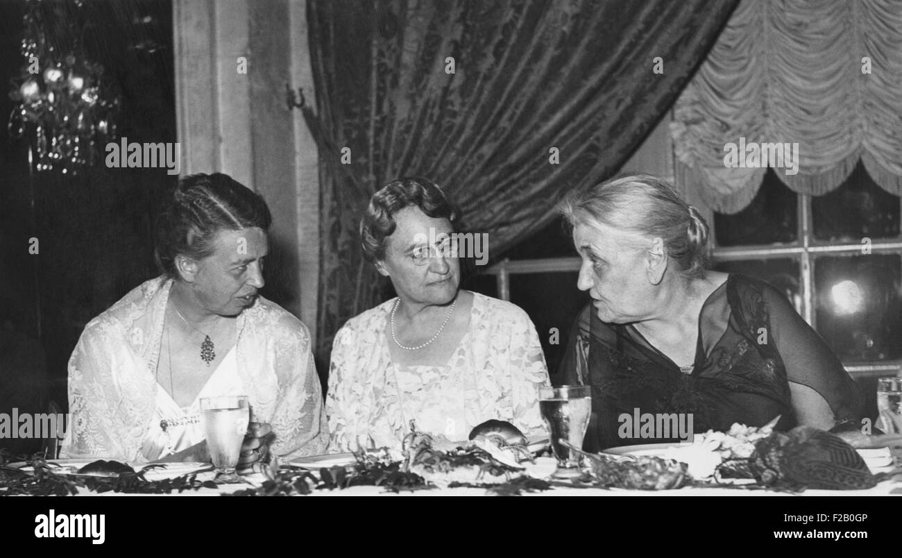 La First Lady, Eleanor Roosevelt, onorato della Lega Internazionale delle Donne per la pace e la libertà. Il 3 maggio 1935. L-R: La prima signora; la sig.ra Hannah Clothier Hull, Pres. della donna Lega internazionale per la pace e la libertà; e Jane Addams. Il gruppo di pace a cui hanno partecipato le donne internazionale del Congresso per la pace e la libertà, all'Aia dal 28 Aprile 30, 1915. (CSU 2015 9 1127) Foto Stock