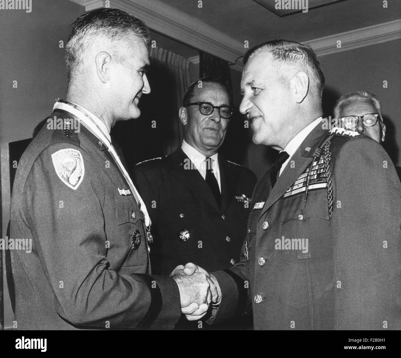 Gen. Creighton Abrams sostituito gen. William Westmoreland come Stati Uniti Comandante in Vietnam nel giugno 1968. Nel 1967 foto, L-R: Gen. Westmoreland; Earle Wheeler, Chrm. Comune di capi di Stato maggiore; e Gen. Abrams. (CSU 2015 9 1119) Foto Stock