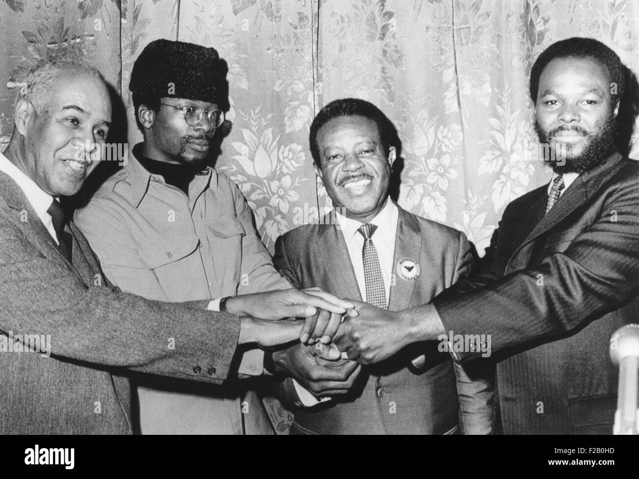 African leader americani hanno aderito le mani prima di un panel di discussione presso il Boston College. 8 dicembre, 1969. L-R: Roy Wilkins, Exe. Dir. Del NAACP; Mesia Hewitt, Chrm. Pantere nere; Dr. Ralph Abernathy, Pres. Southern Christian Leadership Conference (SCLC); e Roy Ennis, Dir. Congresso di uguaglianza razziale. (CSU 2015 9 1108) Foto Stock