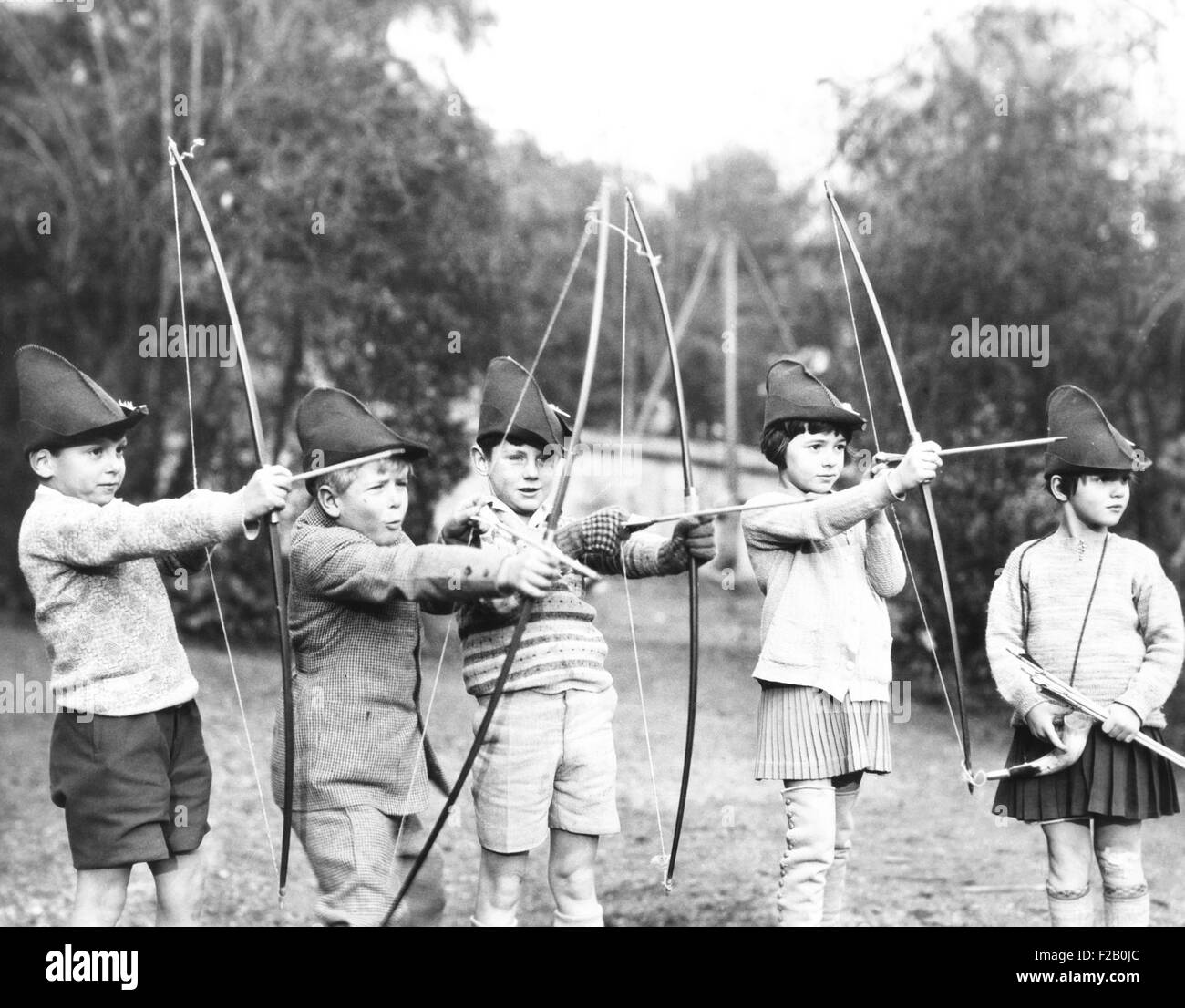 La Gran Bretagna è il principe Filippo, (secondo da sinistra) presso una scuola americana a St. Cloud, Francia. Ca. 1931. In una classe di tiro con l'arco, L-R: Jacques de Bourbon; Phillip; Teddy Culbert; Marta Robinson; e la Principessa Anna di Bourbon-Parma (ora la moglie del principe Michele di Romania). Il principe ha frequentato la scuola per tre anni. La foto qui sopra è stato portato a New York dal prof. Donald R. MacJannet sulla SS Costituzione Febbraio 8, 1952. (CSU 2015 9 1081) Foto Stock