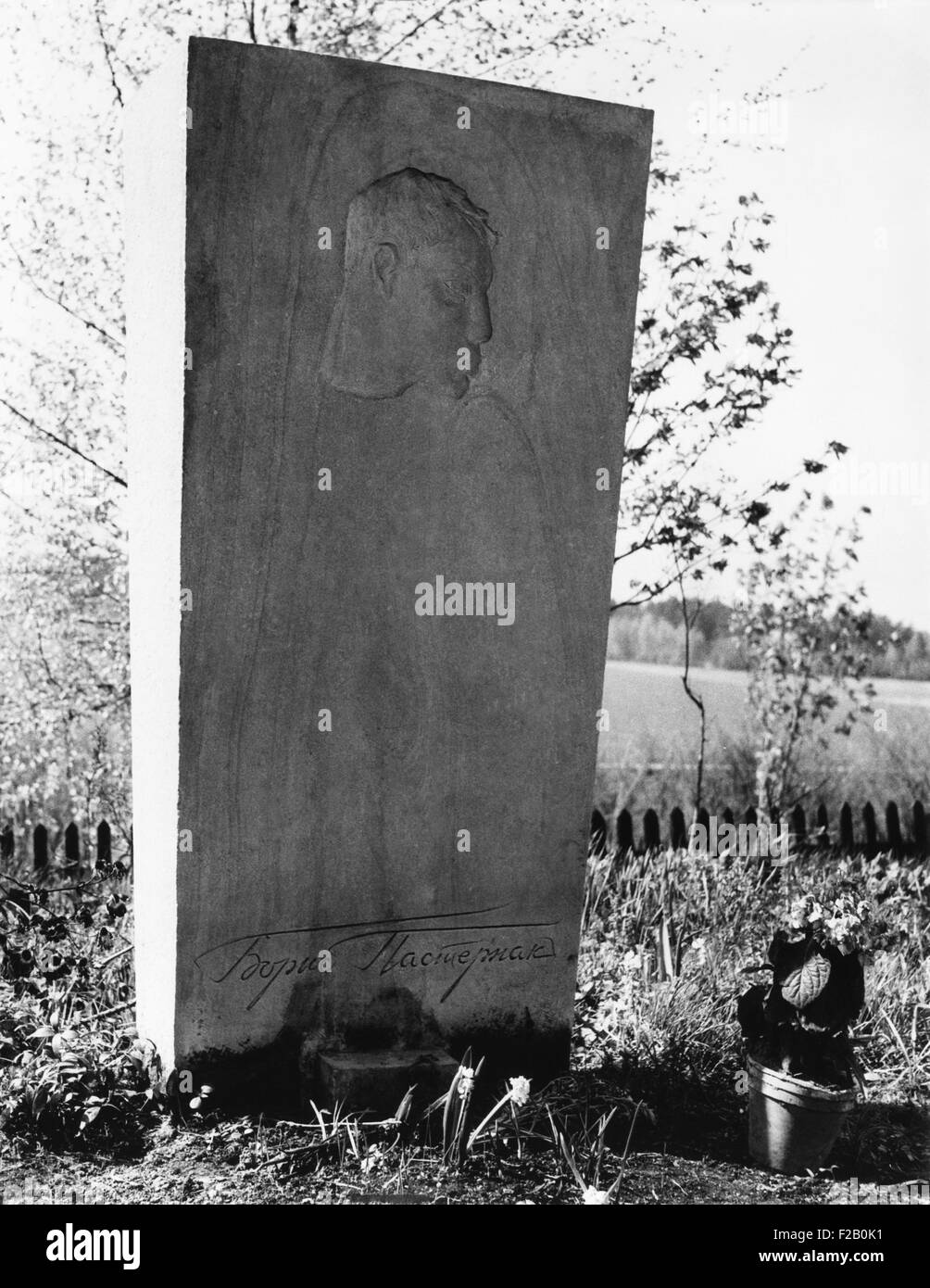 Boris Pasternak la sua tomba in una chiesa russo-ortodossa nel cimitero Peredelkino, nei pressi di Mosca. Maggio 1966. Al momento della sua morte, Pasternak era fuori di favore con l'era sovietica di governo. (CSU 2015 9 1062) Foto Stock