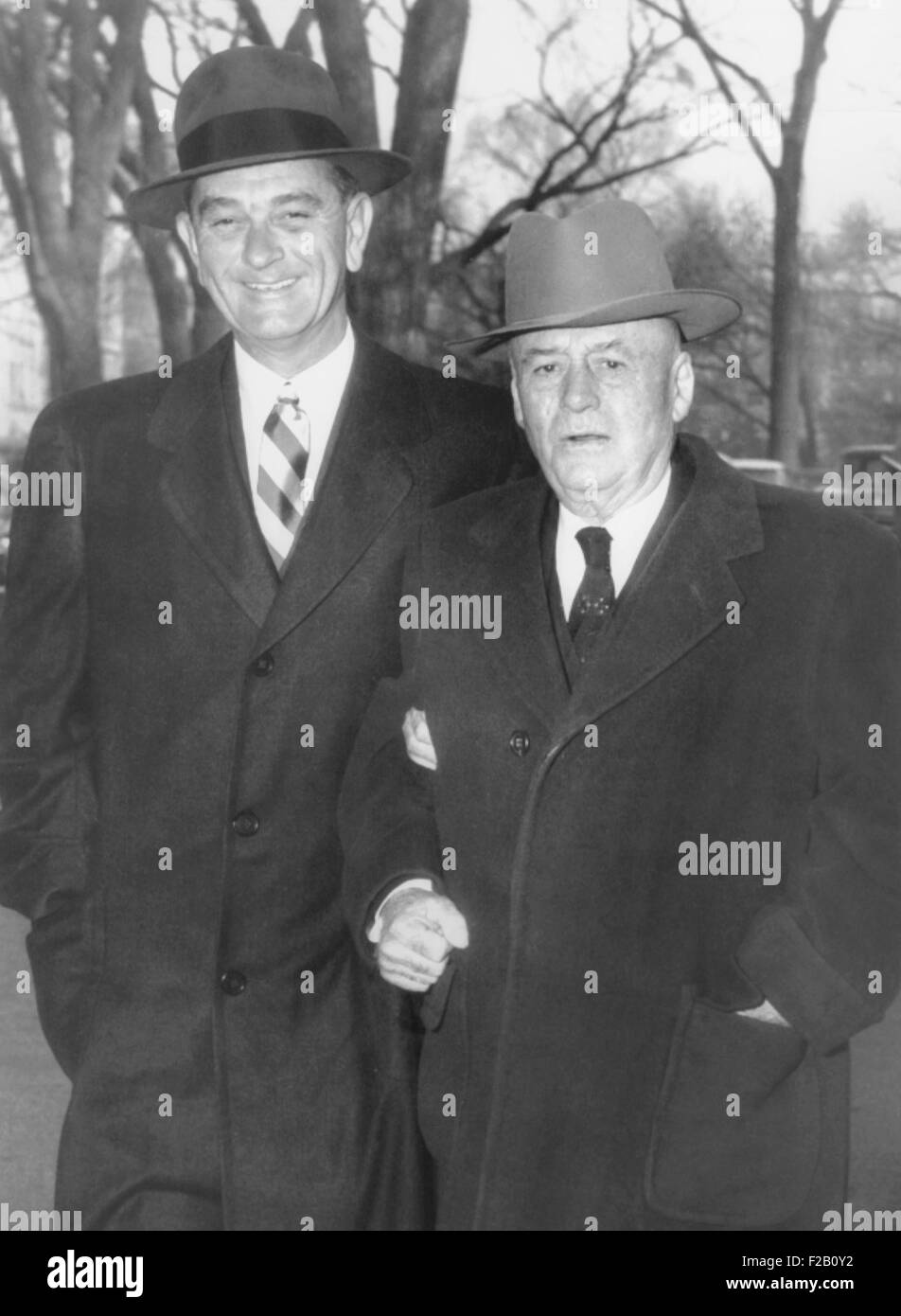 Il leader della maggioranza del senato Lyndon Johnson (sinistra) e l'altoparlante della casa, Sam Rayburn. Dic. 13, 1955. Il potente texano democratici Foto Stock