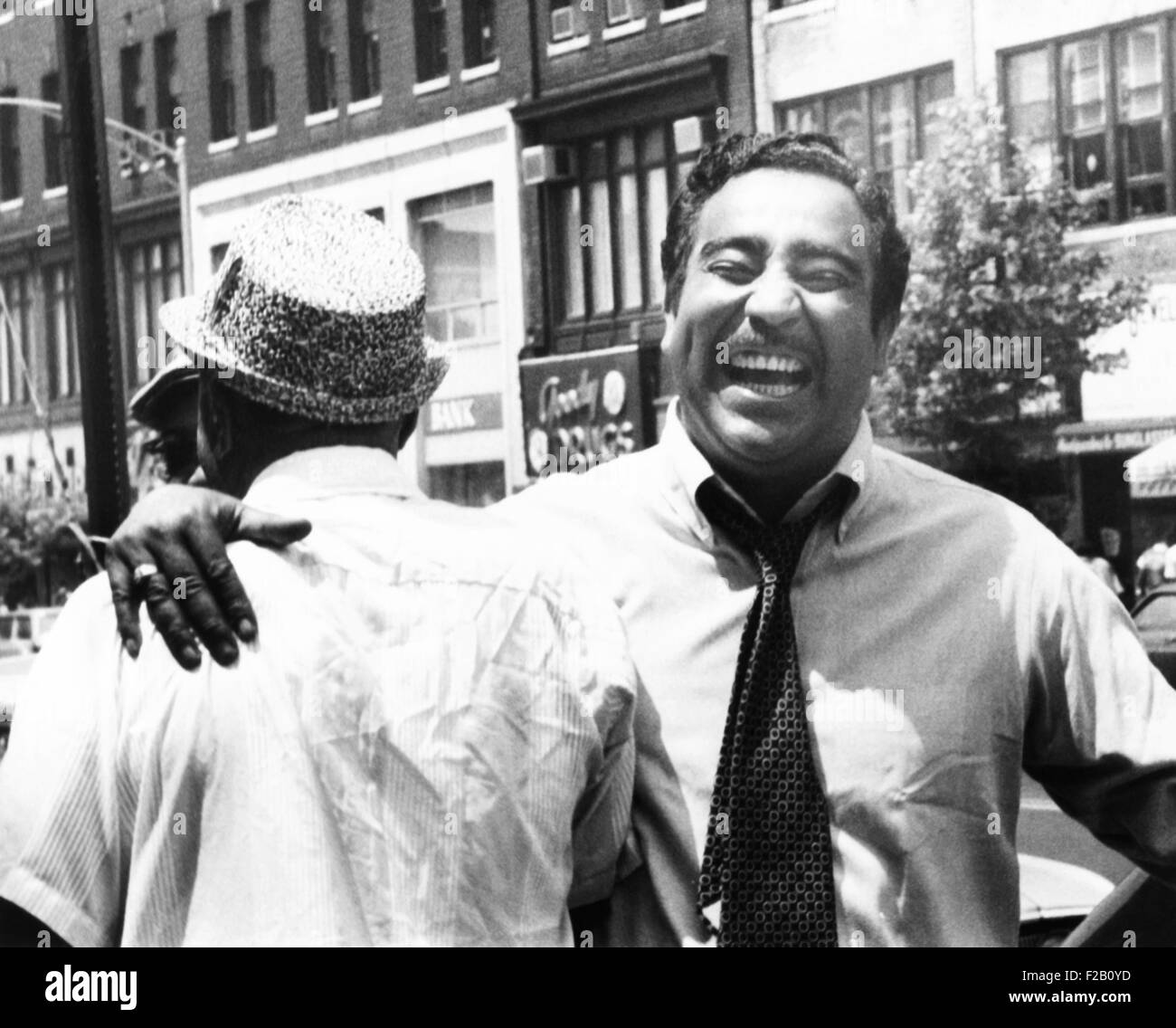 Charles Rangel, abbracciando un sostenitore dopo aver conquistato nella democratica primaria. Rangel impugnate con successo il congressista trincerato, Adam Clayton Powell, per la candidatura democratica per rappresentare Harlem in casa dei rappresentanti. Giugno 23, 1960. (CSU 2015 9 1025) Foto Stock