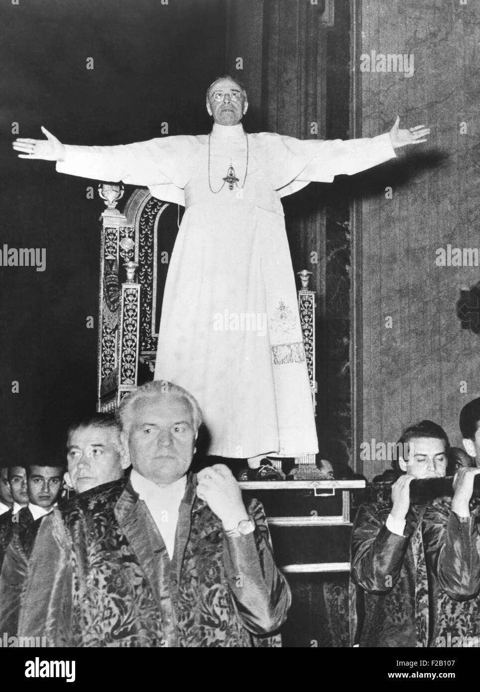 Papa Pio XII in piedi prima della sua sedia gestatoria, un trono portatile portato da dodici fanti. Luglio 19, 1951. Egli è stato portato in uno dei Apostolica Vaticana sale a benedire i pellegrini. (CSU 2015 9 1005) Foto Stock