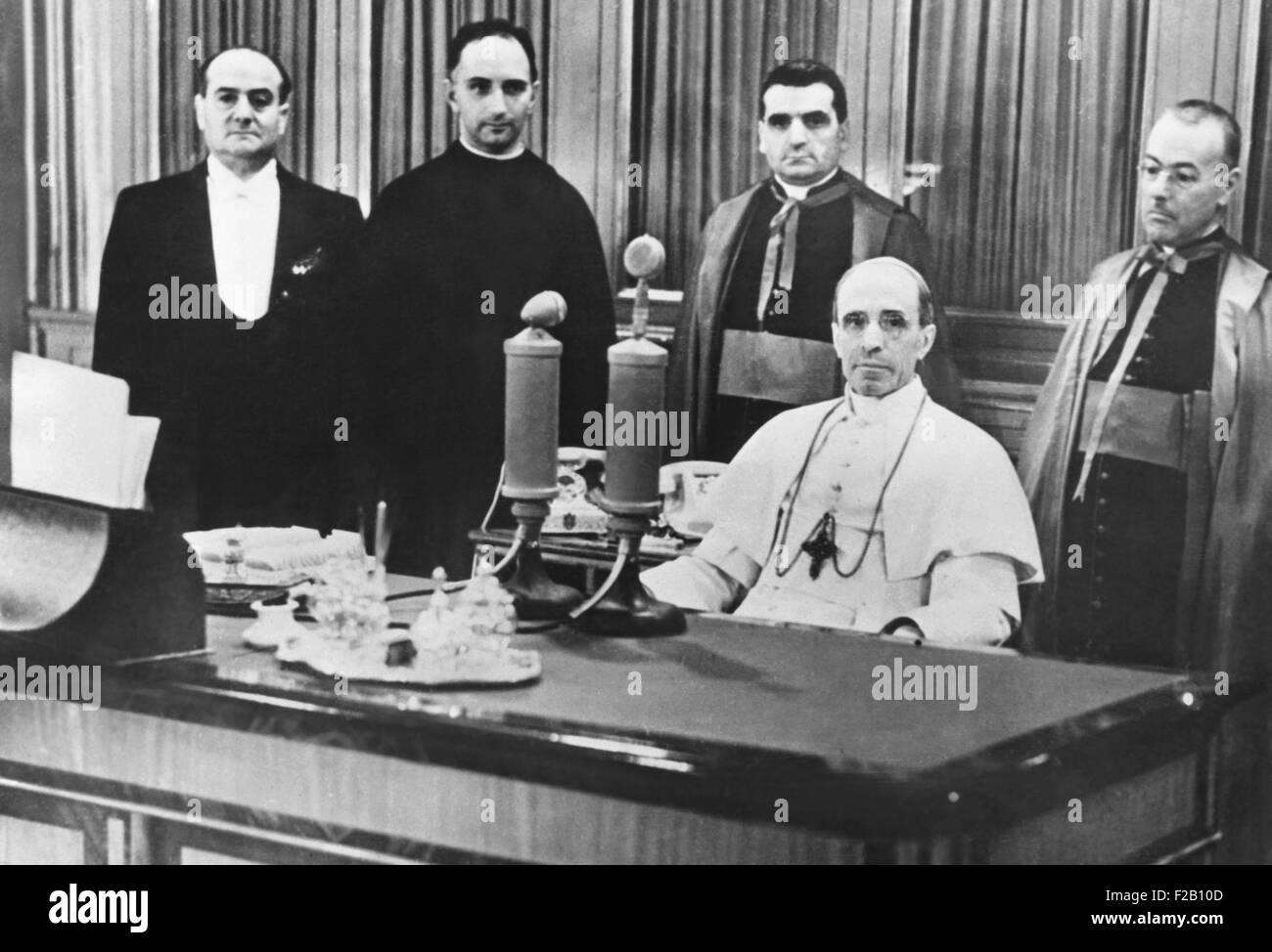 Il Papa Pio XII fece un appello radio per la pace il 8 novembre 1940 durante la Seconda Guerra Mondiale. Il broadcasting in quattro lingue, la Radio Vaticana ha lanciato un appello ai cattolici a restare fedeli alla loro fede di ingiunzioni: per difendere la santità della vita e l'unità dell'umanità. La Radio Vaticana fu tra i primi a riferire che i polacchi e gli ebrei furono arrestati e costretti in ghetti. (CSU 2015 9 1002) Foto Stock