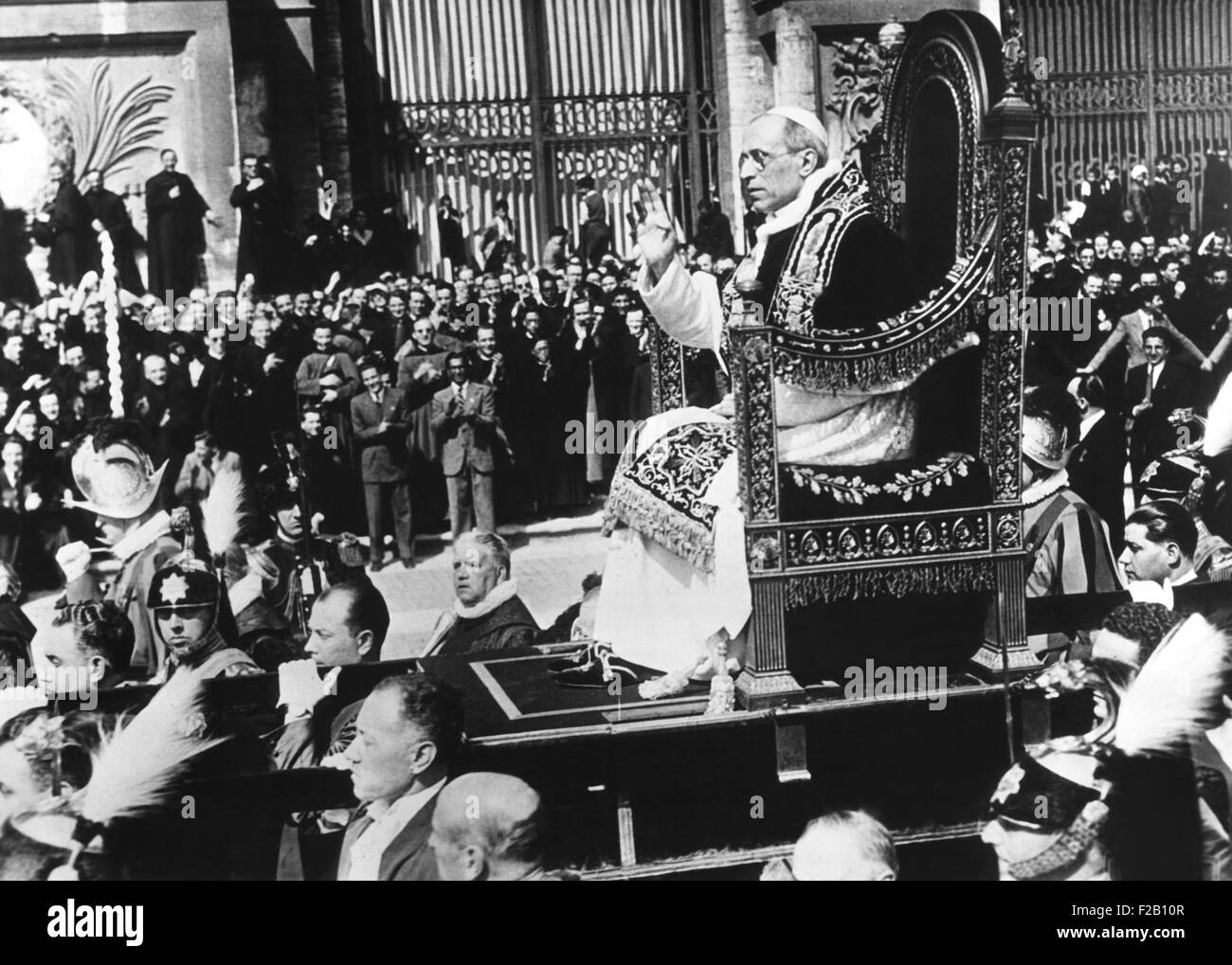 Papa Pio XII in processione a prendere possesso formale della chiesa di San Giovanni in Laterano a Roma. Egli è portato attraverso il Concilio Vaticano Piazza sulla sedia gestatoria, un trono portatile portato da dodici fanti. Maggio 25, 1939. (CSU 2015 9 1001) Foto Stock