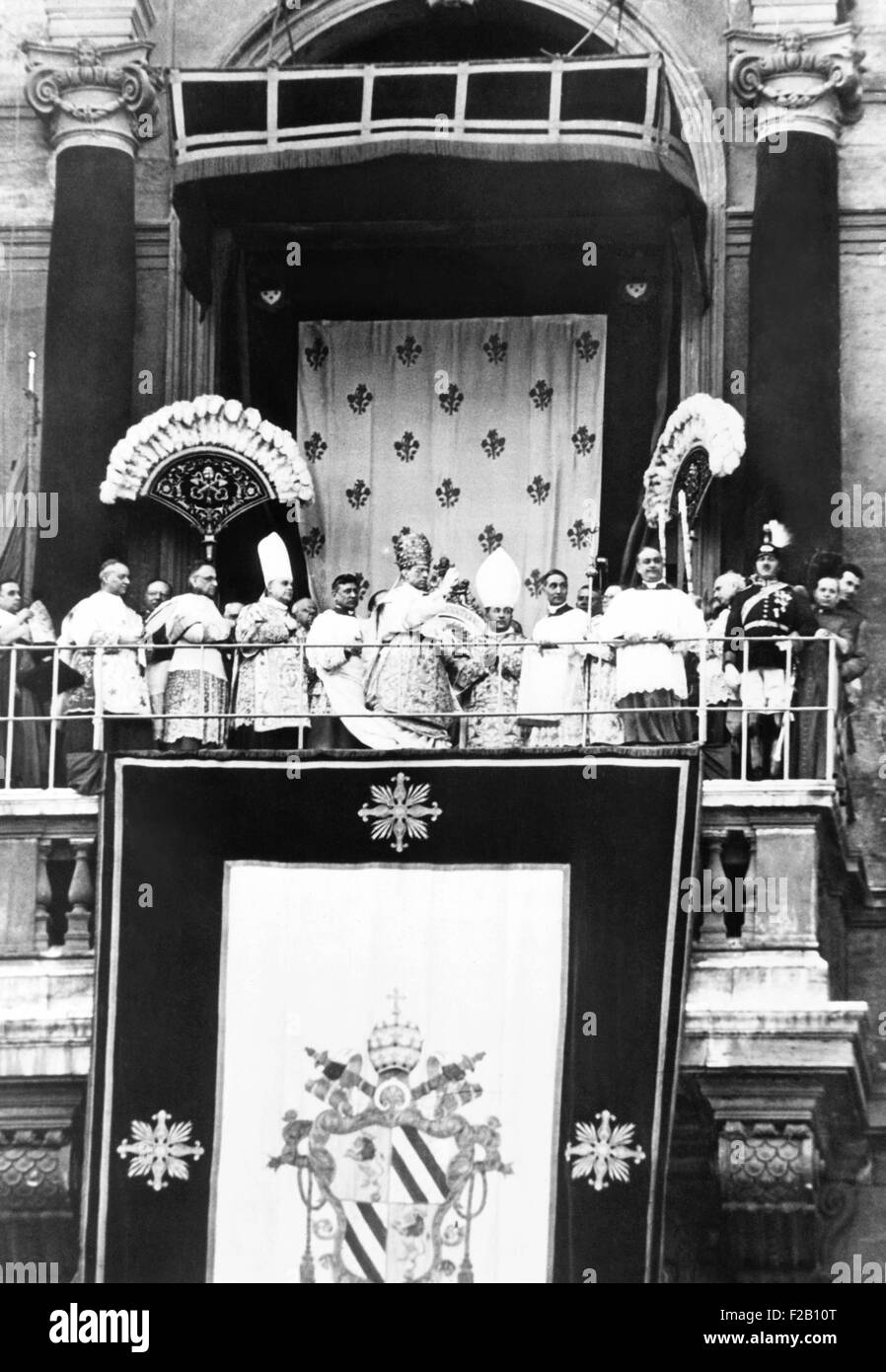 Incoronazione di Papa Pio XII, 12 marzo 1939. Il Papa Pio XII benedisse fedeli Città del Vaticano dopo la Triple Crown è stata posta sulla sua testa al culmine delle cinque ore di incoronazione. 500.000 persone ha assistito alla cerimonia. (CSU 2015 9 1000) Foto Stock