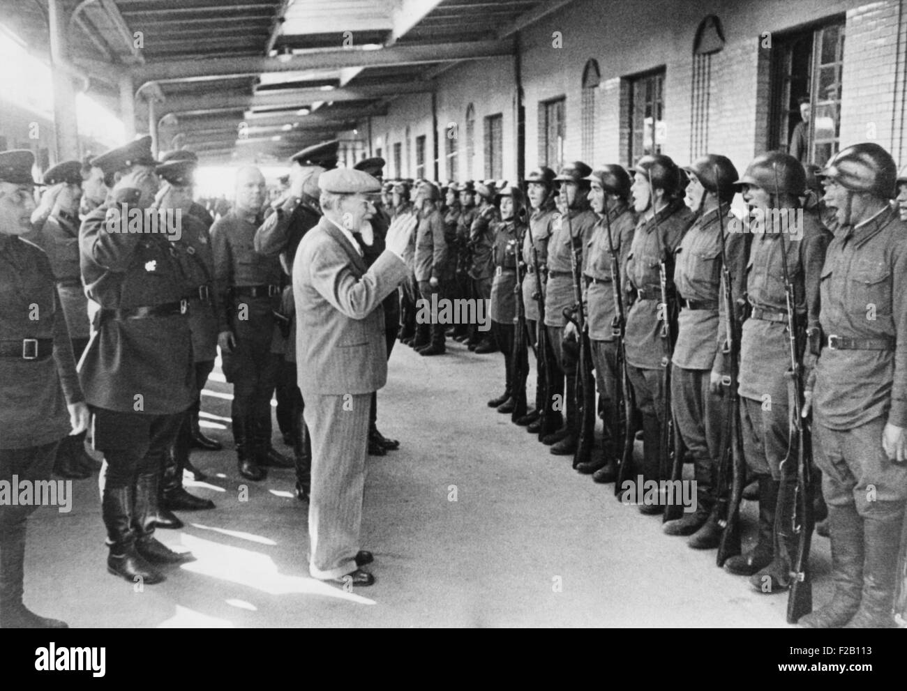 Mikhail Kalinin, presidente del Presidium del Soviet supremo, recensioni truppe a Vyborg. Tre mesi dopo la Finlandia la sconfitta nella Guerra d'inverno, Kalinin ha preso un post nella nuova Repubblica Finish-Karelian dell'URSS. Giugno 1940. (CSU 2015 8 669) Foto Stock