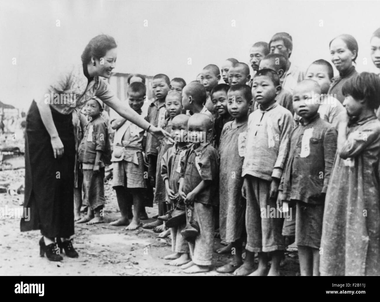 Mme. Chiang Kai Shek con orfani ha adottato dopo il giapponese incursioni aeree di Agosto 19-20, 1940. Chungking, Cina, Sett. 30, 1940. (CSU 2015 8 659) Foto Stock