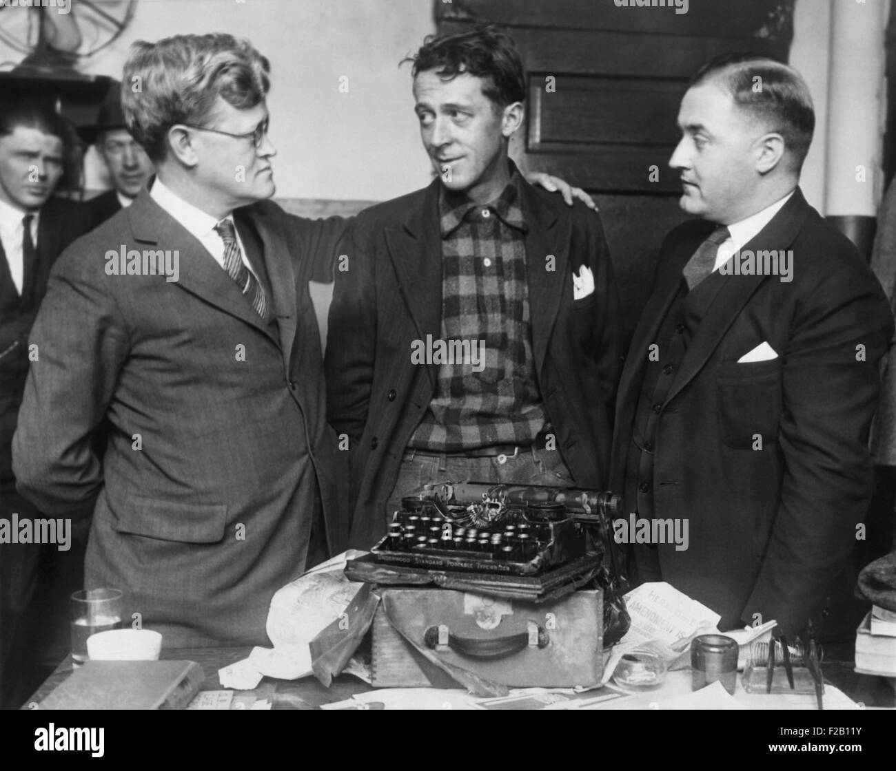 Sommozzatore Frank Blair recuperati Nathan di Leopoldo i nastri inchiostratori per macchine da scrivere in una laguna di Jackson Park di Chicago. Giugno 8, 1924. Avvocatura Distrettuale Crowe e gli investigatori con il 'Underwood 3' macchina da scrivere portatile su cui omicidio sospetta Nathan Leopold digitato il riscatto nota a Giacobbe franchi. Quando ha finito strappati fuori le chiavi in uno sforzo per fermare l'identificazione, come Richard Loeb aveva affermato nella sua confessione. (CSU 2015 8 650) Foto Stock