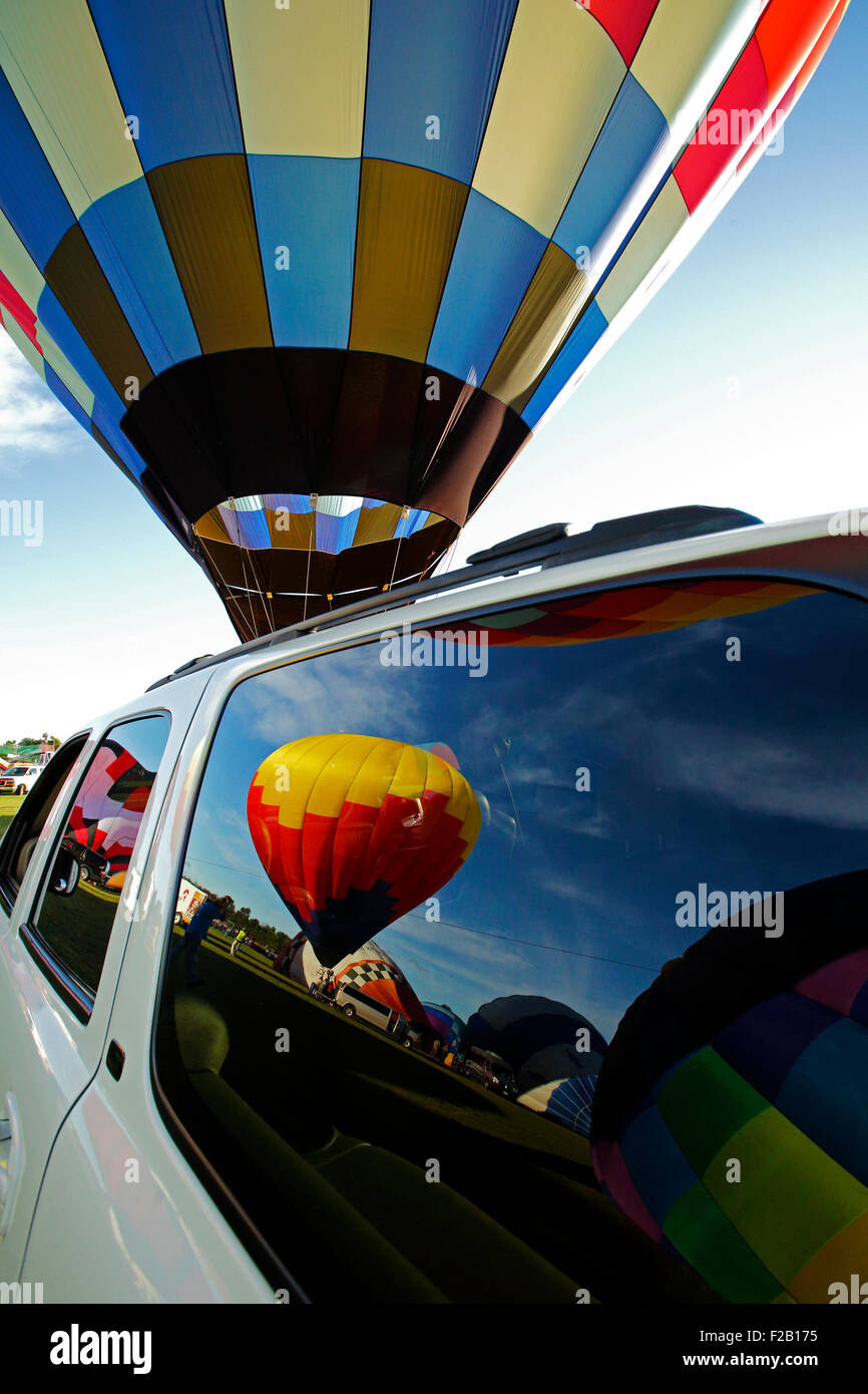 La riflessione di i palloni ad aria calda in un inseguimento vetri del veicolo all'Atlantic International Balloon Fiesta, Sussex, Canada. Foto Stock