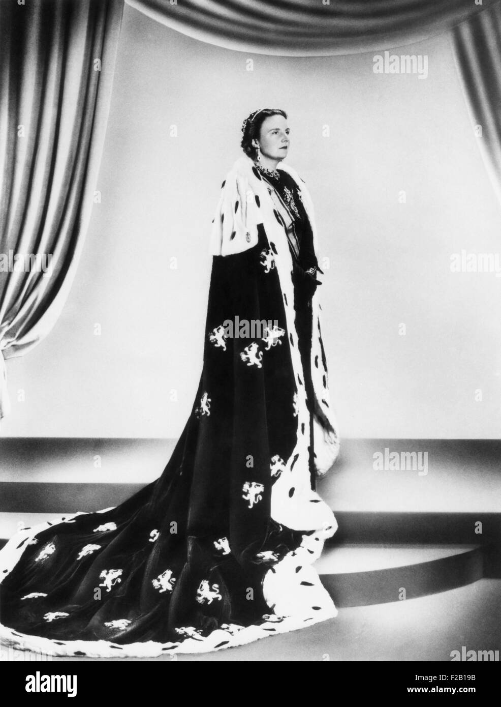 Regina olandese Juliana, in una veste reale decorata con la casa di Orange Insignia. Sett. 13, 1948. Regina Juliana assunta la gettata del Impero olandese al momento del pensionamento della sua Madre, Regina Guglielmina. (CSU 2015 8 642) Foto Stock