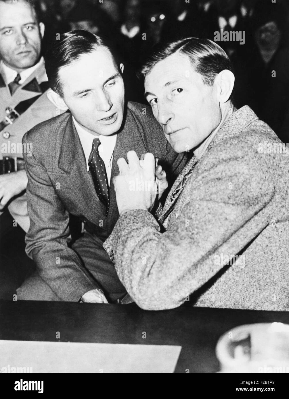 Bruno Hauptmann con il suo avvocato della difesa Egbert Rosecrans, 15 gennaio 1935. Hunterdon County Courthouse, Flemington, N.J. (CSU 2015 7 447) Foto Stock