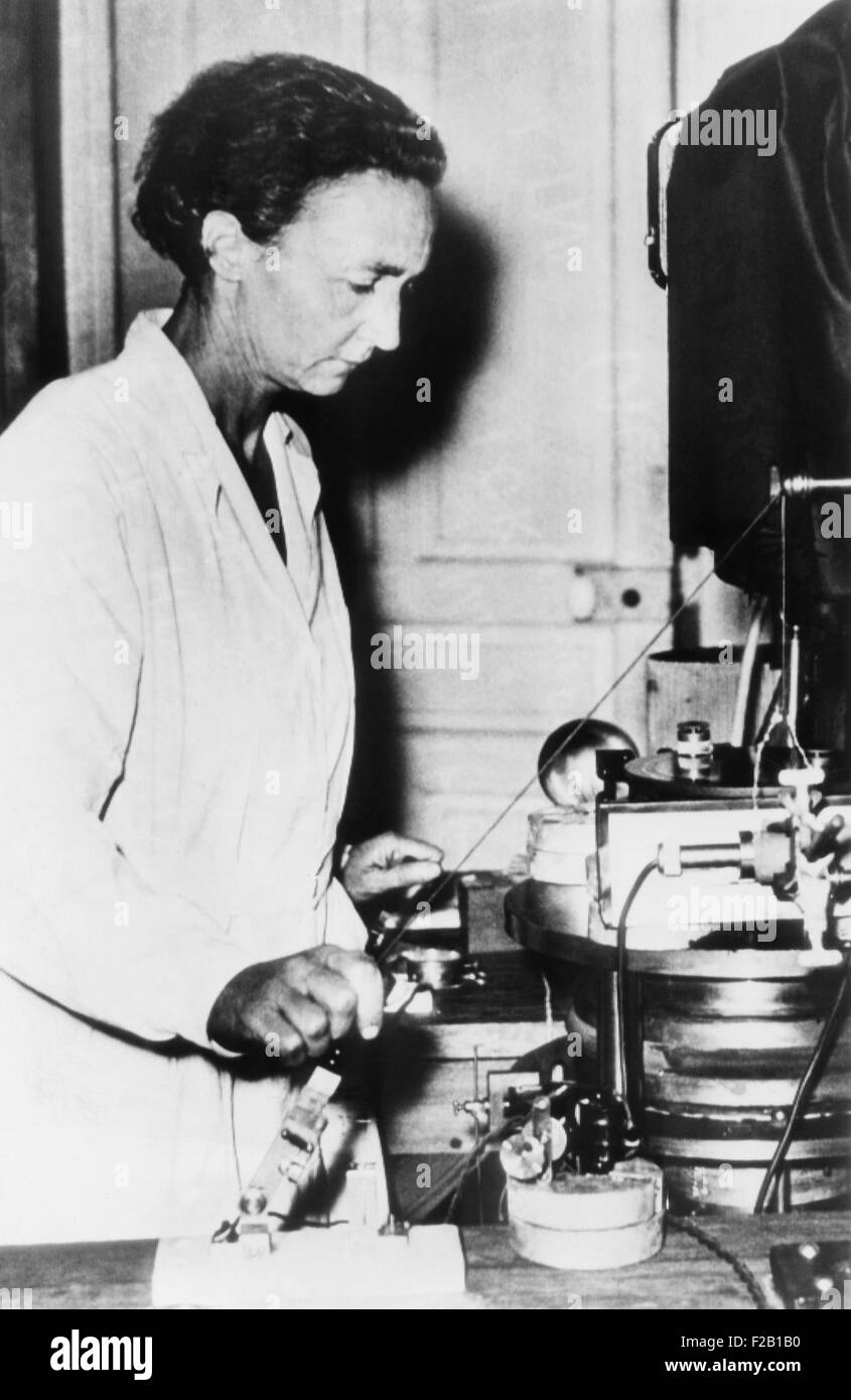 Irene Joliot-Curie, Francese fisico nucleare e la figlia di Marie Curie al lavoro nel suo laboratorio. Ca. 1948. (CSU 2015 8 619) Foto Stock