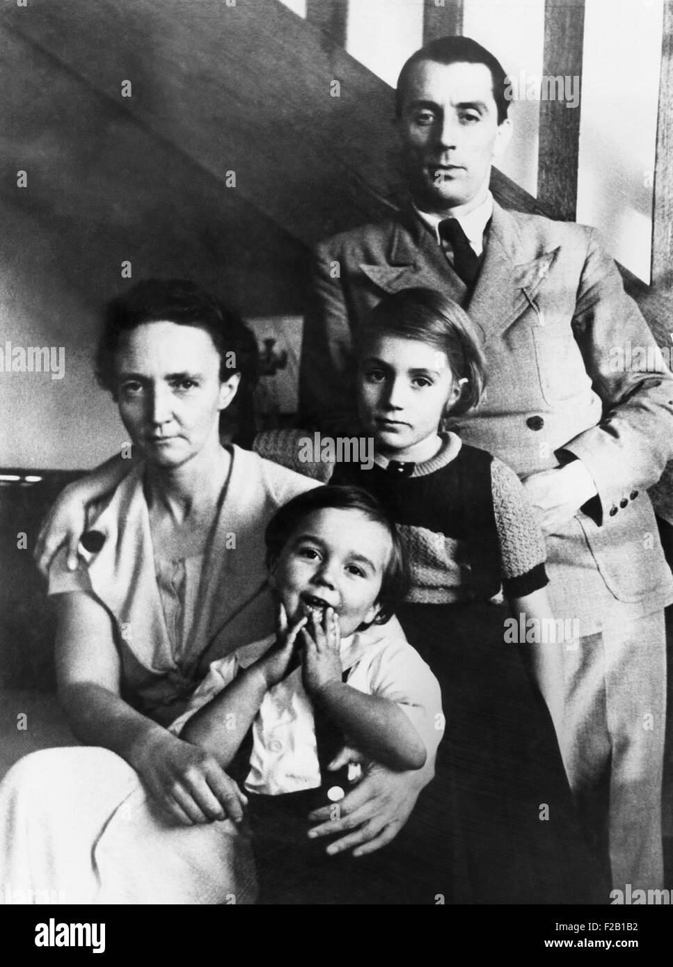 Irene e Frederic Joliot-Curie con i loro figli, Helene e Pierre, nov. 1935. Il giovane ha vinto il Premio Nobel per la chimica per la creazione di nuove sostanze radioattive che non esistono in natura. (CSU 2015 8 618) Foto Stock