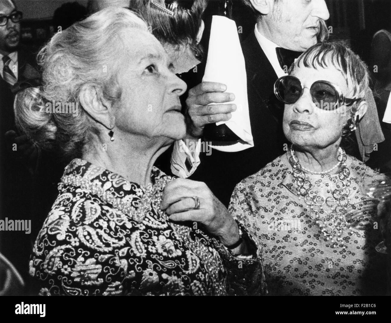 Anita Loos e Helen Hayes sono state co-autori di "due volte su leggermente: New York di allora e di oggi". Nel 1972 il libro è stato il loro ricordo della città di New York. (CSU 2015 8 608) Foto Stock