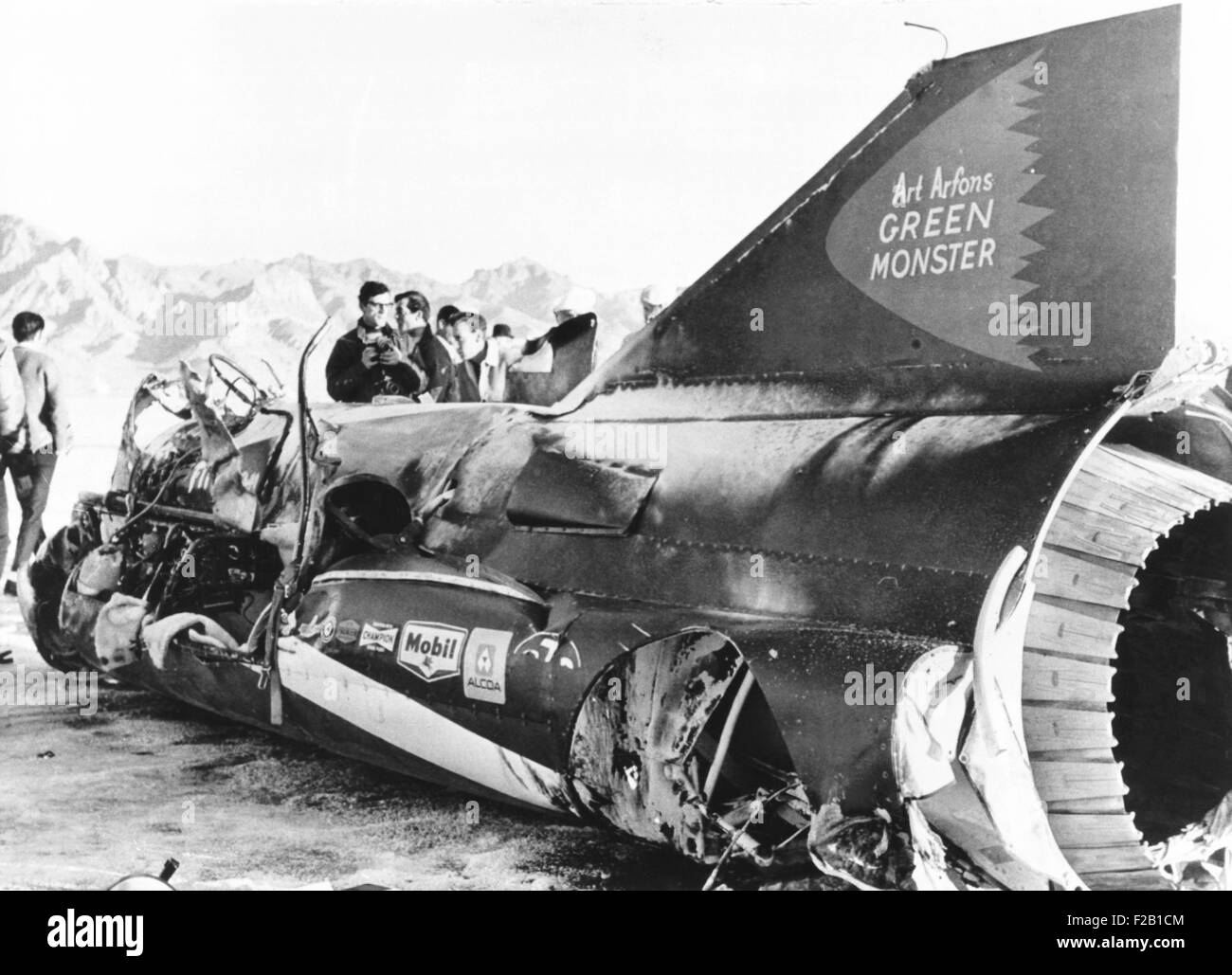 Relitto di arte Arfons 'jet racer, il "mostro verde', su western Utah's saline, nov. 19, 1966. Art Arfons sopravvissuto al crash. (CSU 2015 7 423) Foto Stock