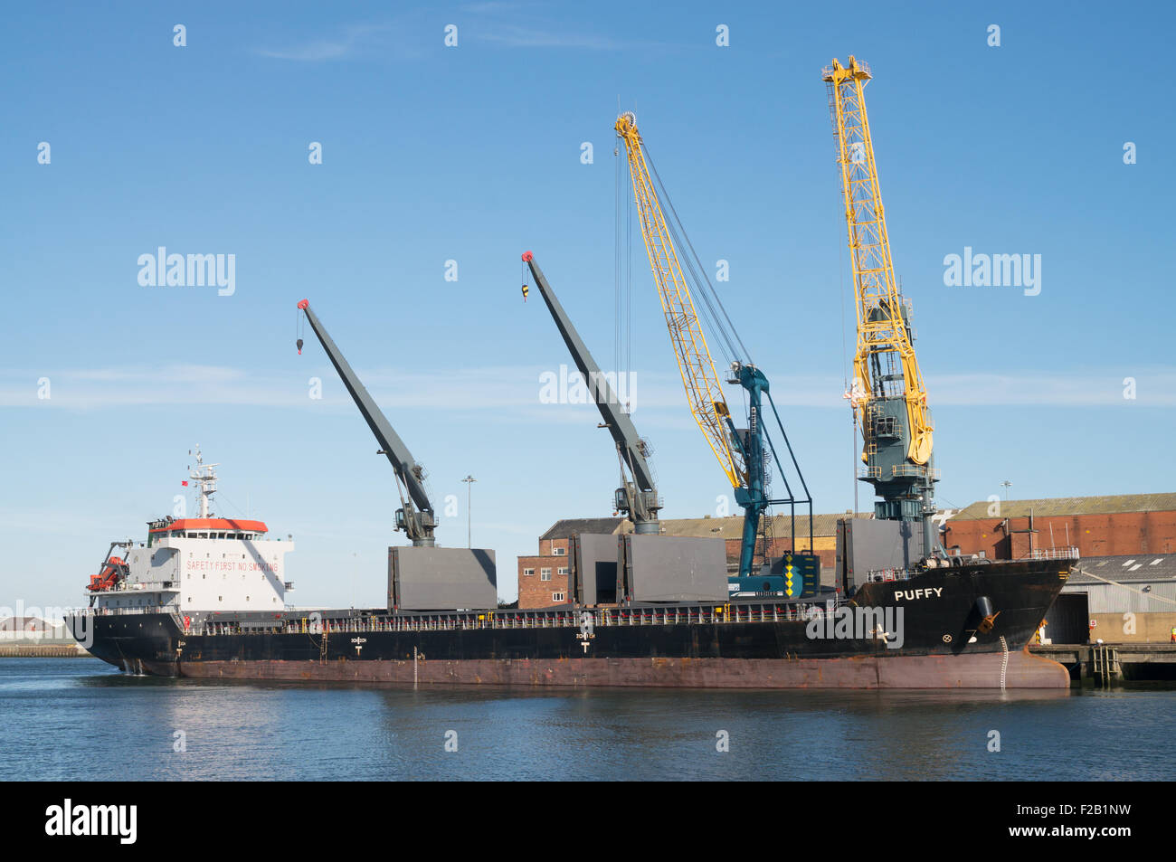 Malta registrato nave da carico generale Puffy ormeggiata nel porto di Sunderland, Tyne and Wear, England, Regno Unito Foto Stock