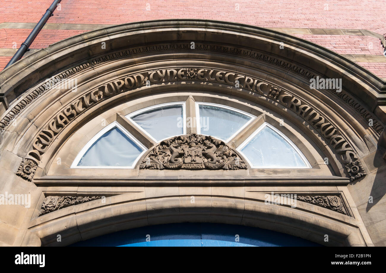 Newcastle upon Tyne City crest che appaiono sopra la porta della Newcastle tranviario elettrico edificio a nord-est dell' Inghilterra, Regno Unito Foto Stock