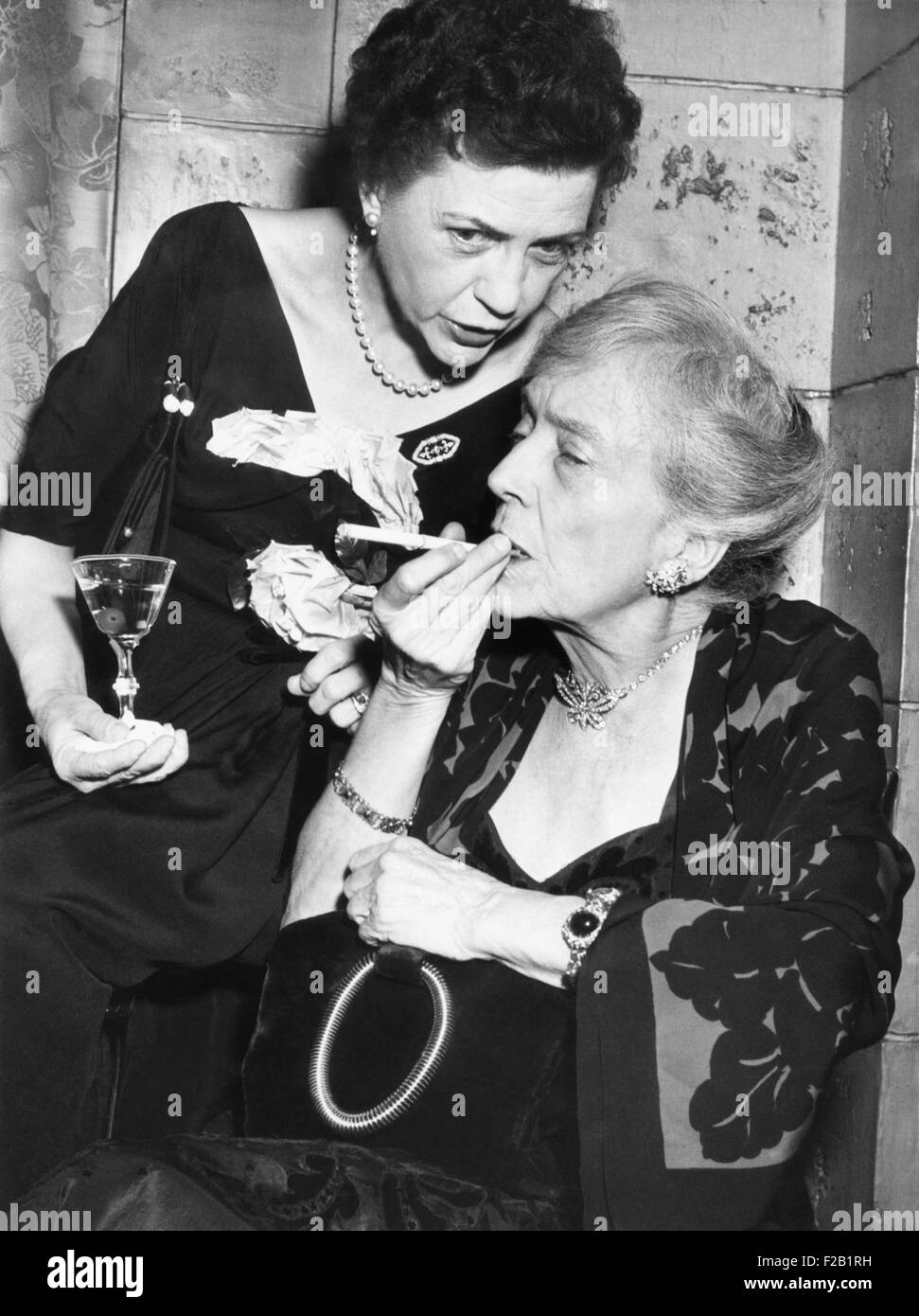 Alice Roosevelt Longworth con il giornalista, Doris Fleeson, Dic 26, 1959. Essi partecipavano ad un ricevimento del Washington Home Foto Stock