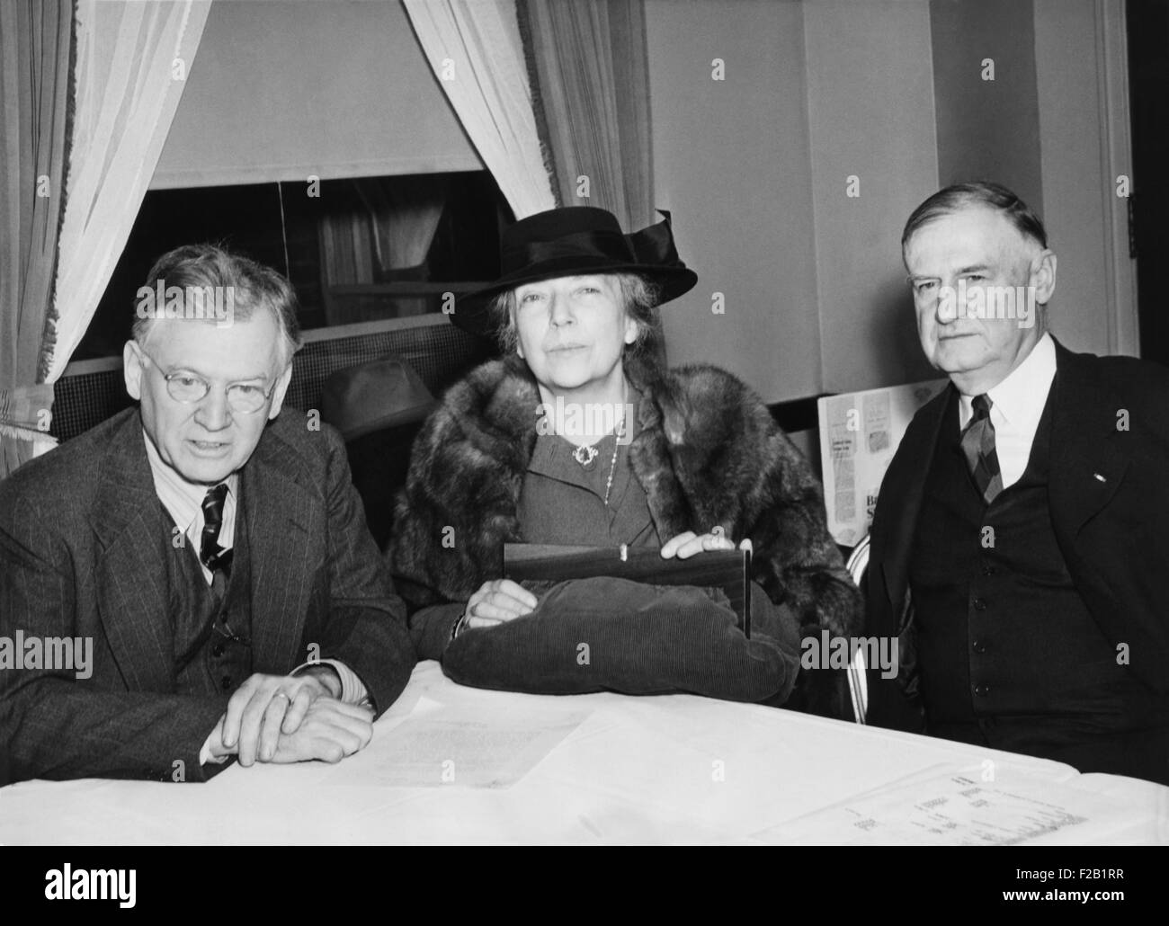 Alice Roosevelt Longworth era uno dei 800.000 membri della American primo comitato. In un incontro di AFC, R-L: John Thomas Flynn, giornalista; Alice Roosevelt Longworth; e gen. Robert Elkington legno, finanziatore. Novembre 12, 1940. (CSU 2015 8 601) Foto Stock