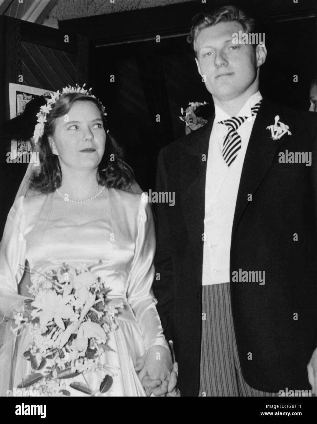 Il sig. e la Sig.ra Alexander McCormick Sturm, appena sposati il 26 agosto,  1944. La sposa, Paulina Longworth era la figlia di Alice Roosevelt  Longworth. Paulina e suo marito era un bambino,