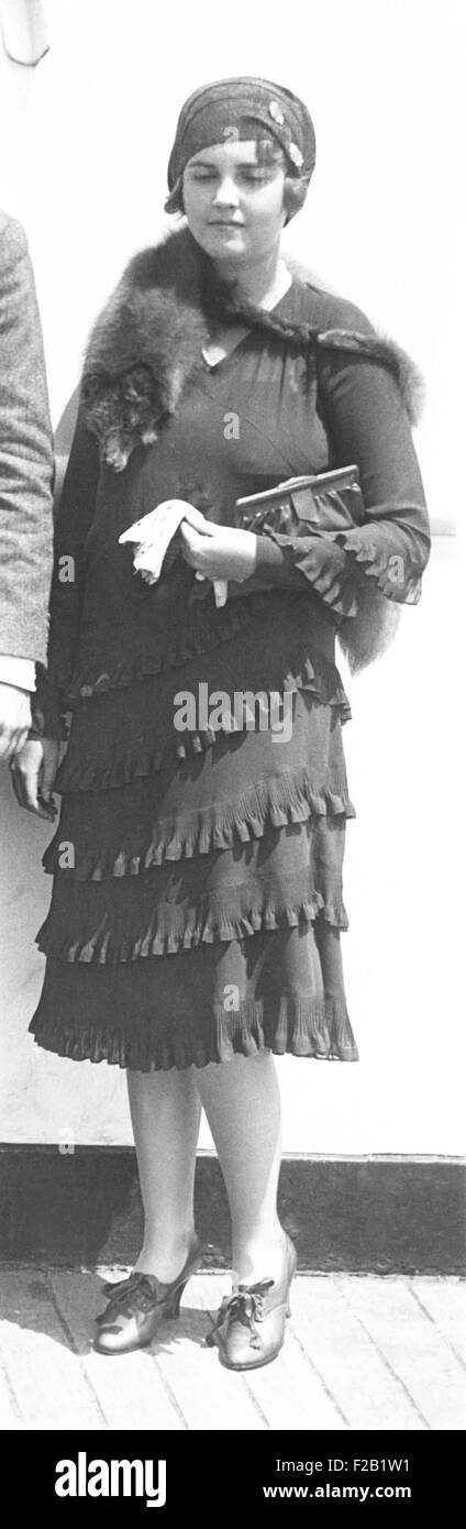 Barbara Hutton, Woolworth ereditiera, indossa un abito con volant in diagonale su un ocean liner. Ca. 1930. (CSU 2015 7 409) Foto Stock