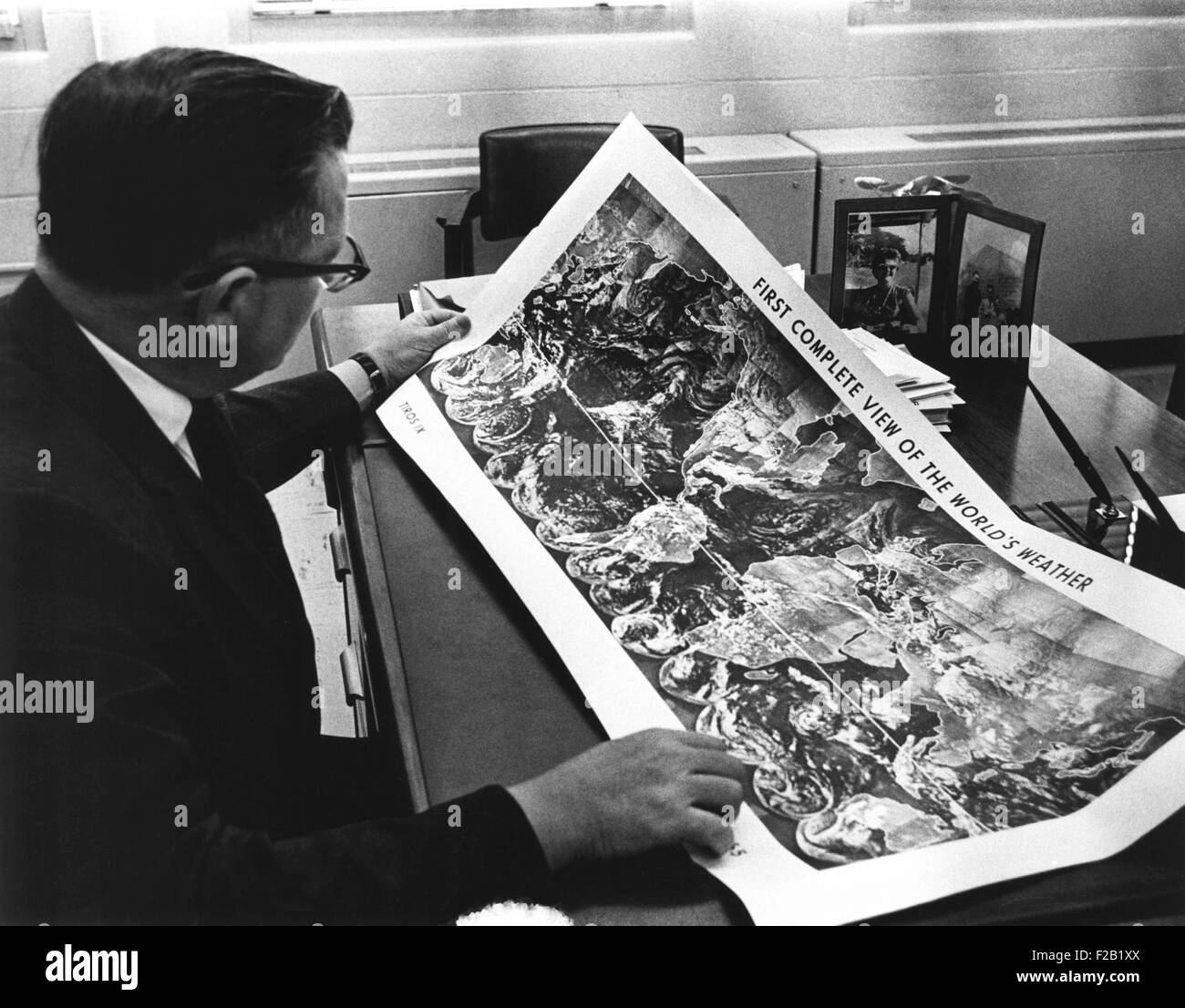 Le foto fatte dal TIROS IX satellite che mostra le condizioni meteo di tutto il mondo. Arthur Johnson, direttore delle operazioni presso il National Environmental Satellite, centro studi "prima visione completa del mondo meteo". Ca. Il 7 maggio 1966. (CSU 2015 7 390) Foto Stock