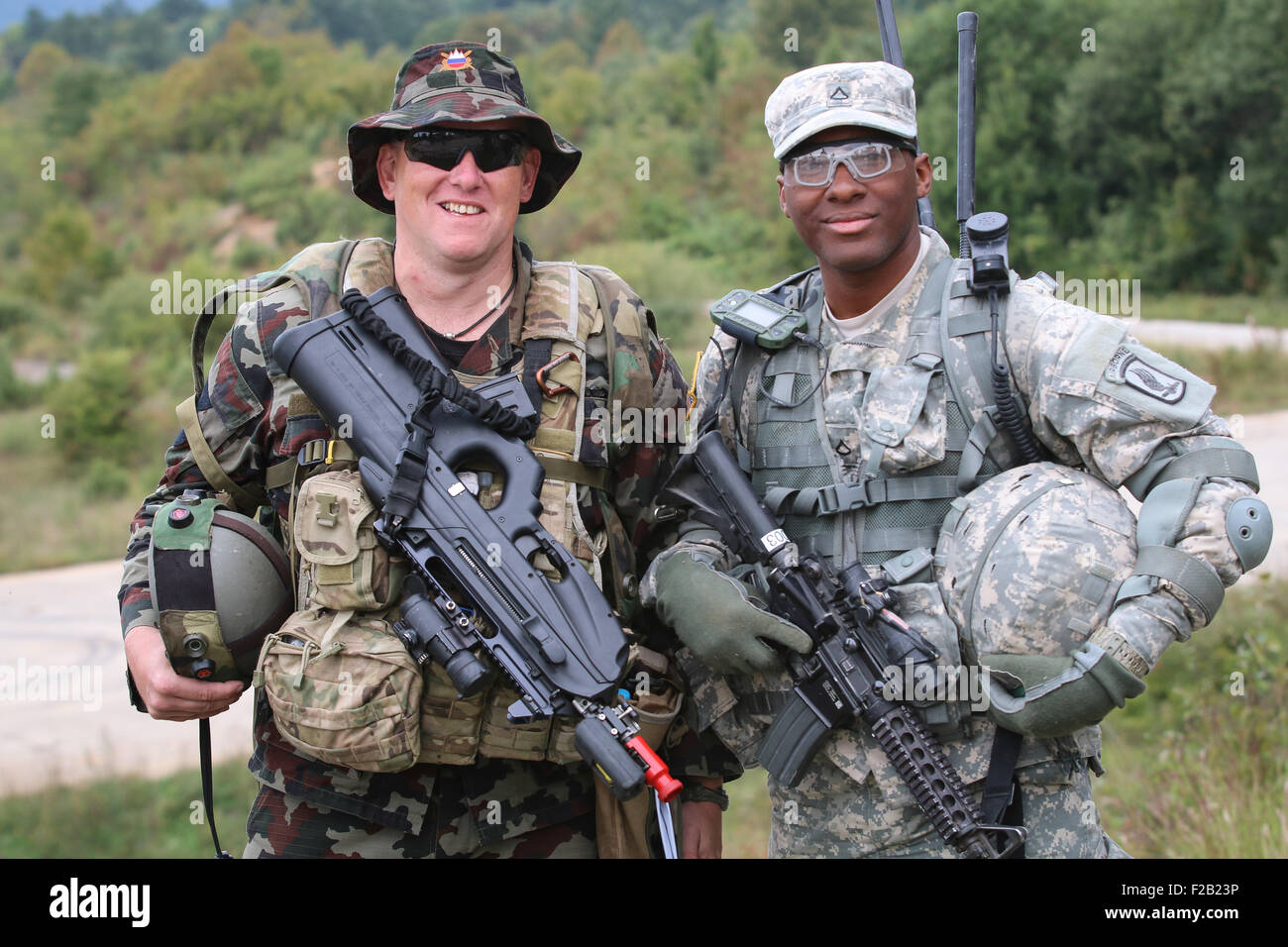 Un U.S. Esercito 173rd Airborne Brigade soldato sta con il suo omologo sloveno durante l'esercizio una risposta immediata Settembre 14, 2015 a Slunj, Croazia. Risposta immediata è una multinazionale del settore esercitazione in Croazia e in Slovenia. Foto Stock