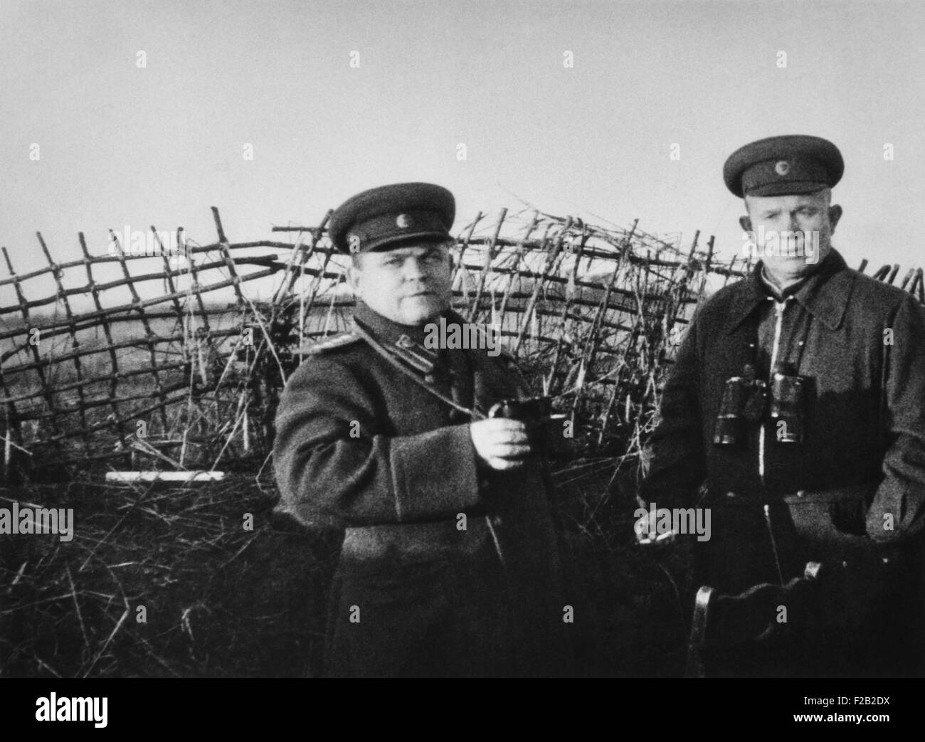 Nikita Khrushchev del Kursk anteriore in Unione Sovietica nel 1943, dopo la vittoria a Stalingrado. Con lui in prima linea photo, è il russo GENERALE N. F. Fatutin, durante la Seconda Guerra Mondiale. (CSU 2015 8 558) Foto Stock