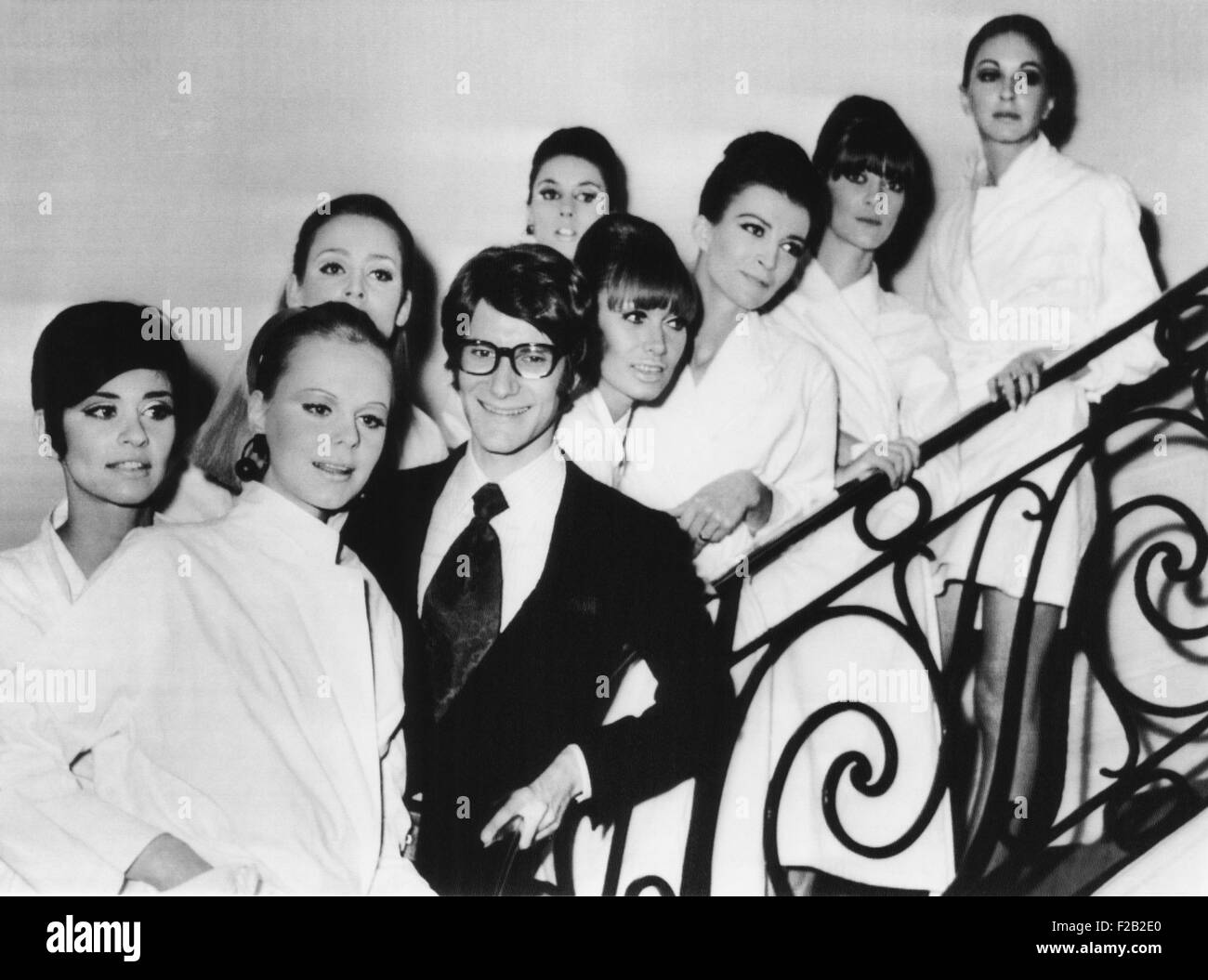 French fashion designer Yves Saint Laurent con modelli che mostra il suo 1967 collezione primavera-estate. I modelli sono realizzati e in Foto Stock