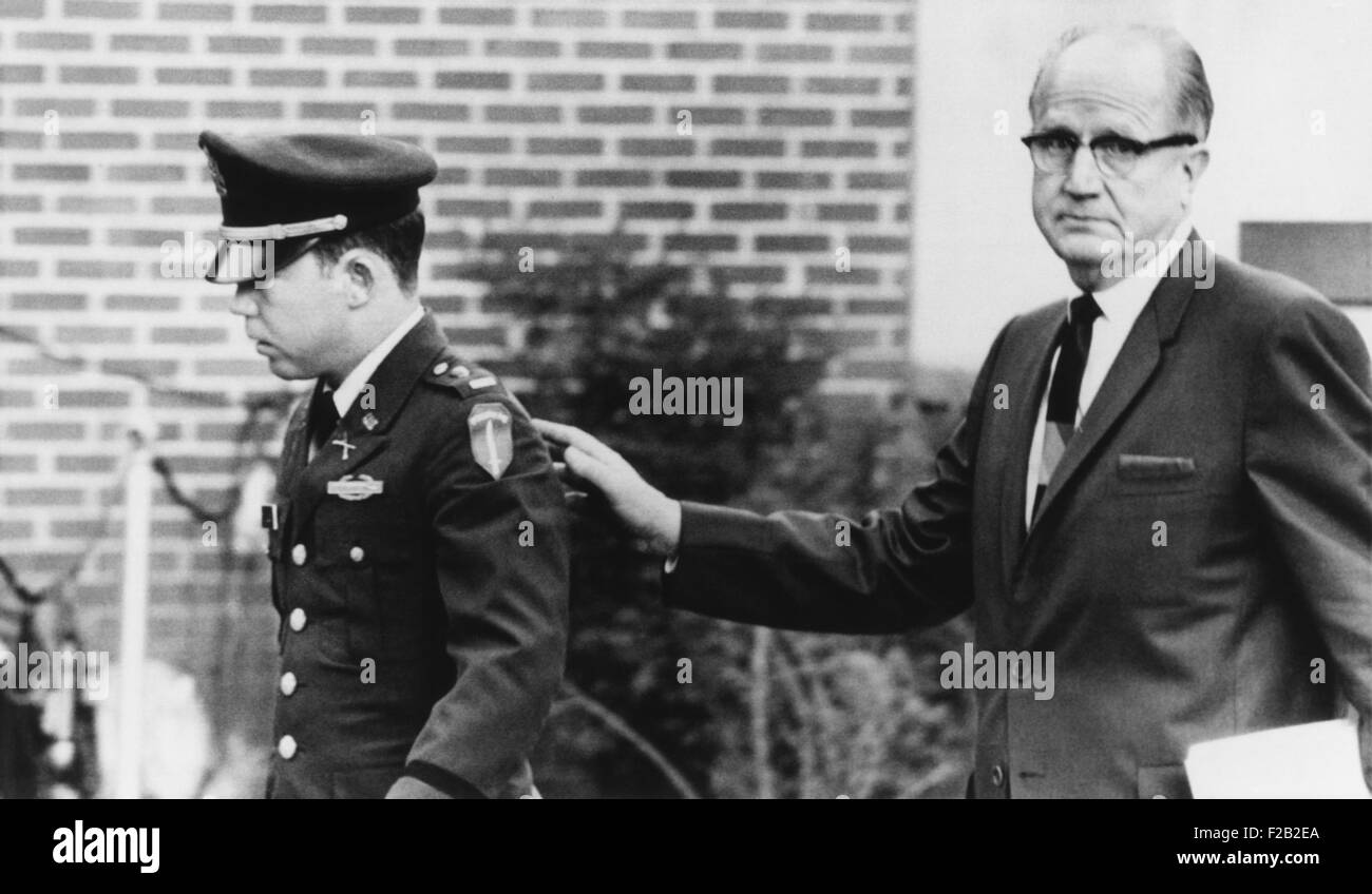 Lt. William Calley lascia un tribunale militare con il suo capo procuratore civili, George Latimer. Nov. 12, 1970. Calley era sul banco di prova Foto Stock