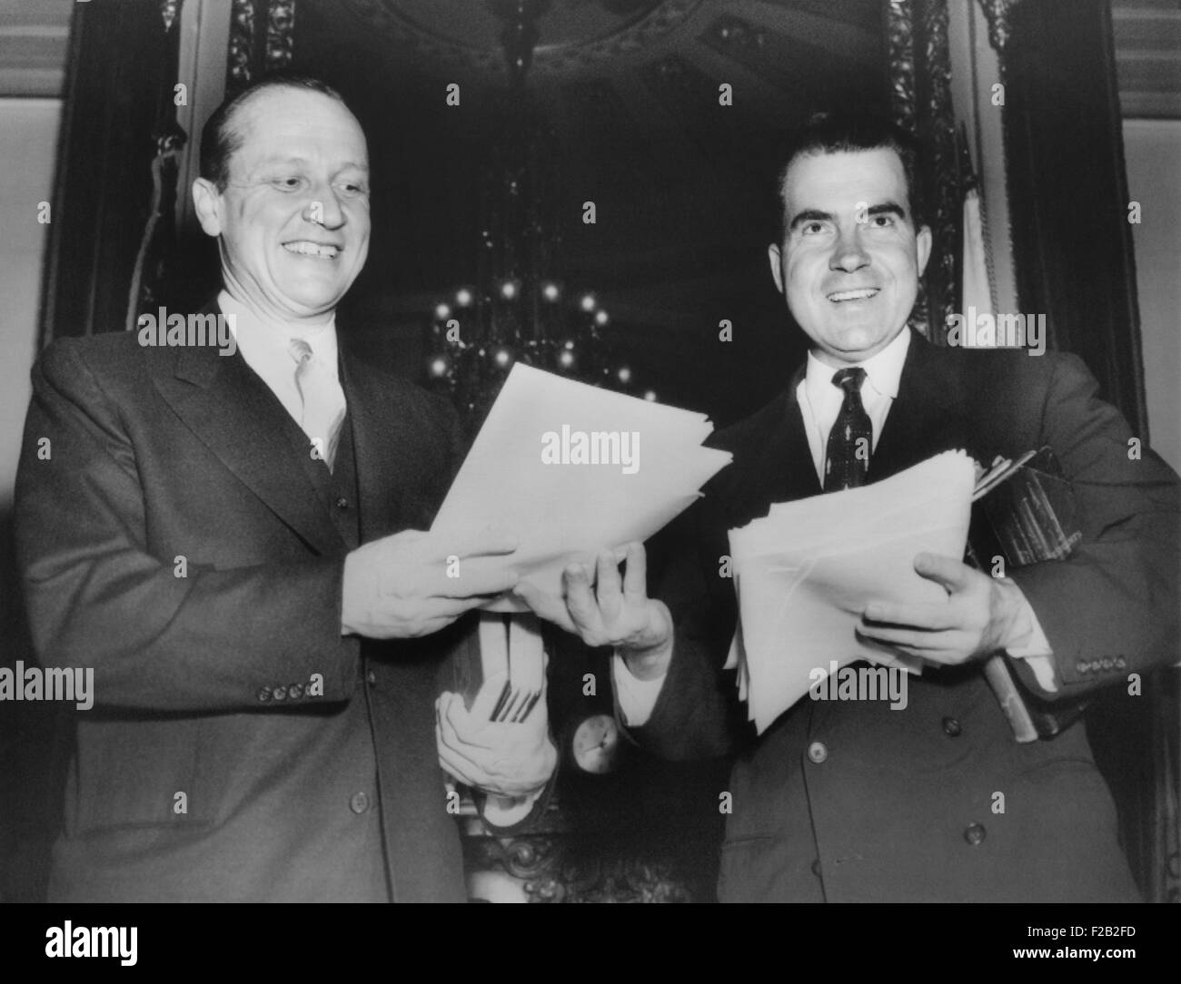 Vice presidente Richard Nixon repubblicano e il leader della maggioranza del Senato William F. Knowland. Il 6 agosto 1953. Entrambi erano ambiziosi uomini politici e a volte rivali, dalla California. (CSU 2015 7 362) Foto Stock
