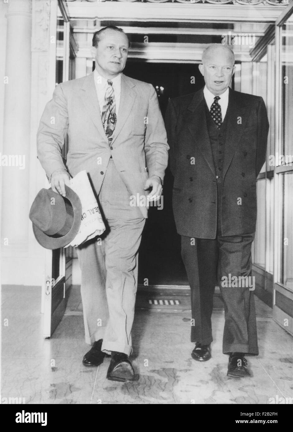 Il presidente Eisenhower repubblicano con il leader della maggioranza del Senato William F. Knowland della California. 28 ottobre, 1953 (CSU 2015 7 360) Foto Stock