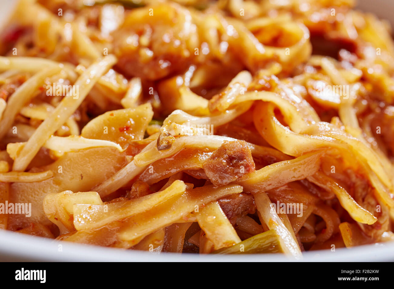 Gamberetti Pad Thai, il piatto nazionale della Thailandia Foto Stock