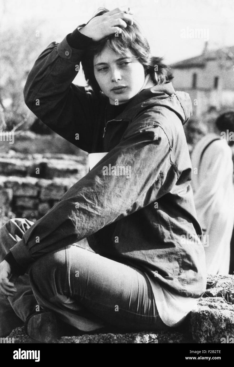 Isabella Rossellini, figlia dell'attrice Ingrid Bergman e regista Roberto Rossellini. Il 19 anno di età è segretario di produzione, e lavorando con suo padre a filmare ST. AGUSTINO a Pompei in Italia. Febbraio 25, 1972. (CSU 2015 7 336) Foto Stock