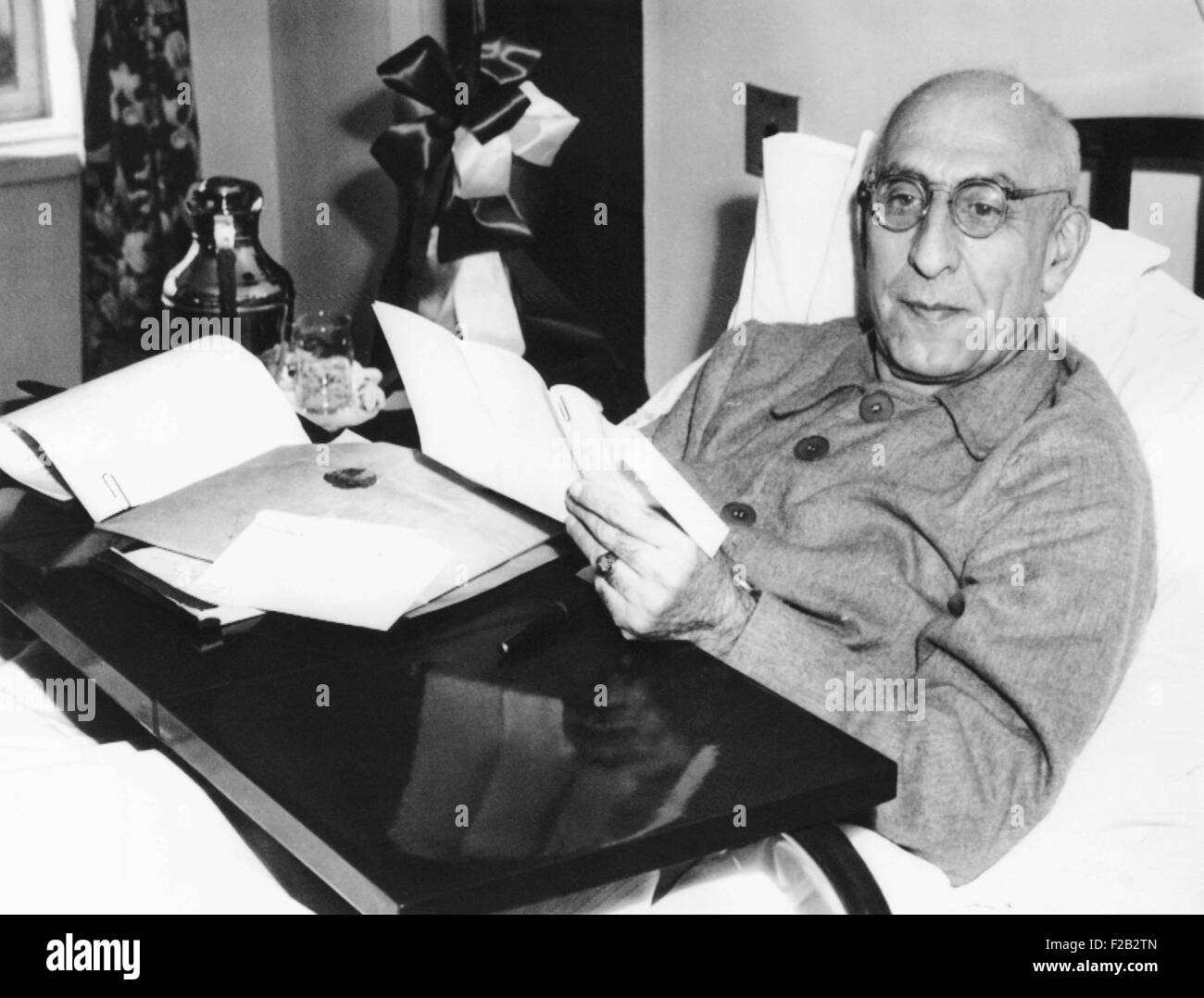 Premier iraniano Mohammed Mossadegh nella sua suite a New York Hospital, Ottobre 12, 1951. Il 69 enne leader si addormentò prima supplica all'Iran il caso contro la Gran Bretagna per rifiutare di negoziare le condizioni per il legittimo iraniane di nazionalizzazione della Anglo Iranian Oil Company raffinerie. (CSU 2015 8 504) Foto Stock