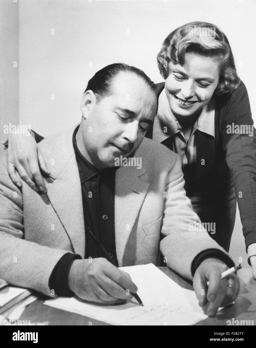 L'attrice svedese Ingrid Bergman con il suo secondo marito, Producer-Director italiano Roberto Rossellini. Rossellini, non funziona da un script completo, ma scrive il suo dialogo e la ripresa di pianificazione. Dic. 17, 1951. (CSU 2015 7 330) Foto Stock