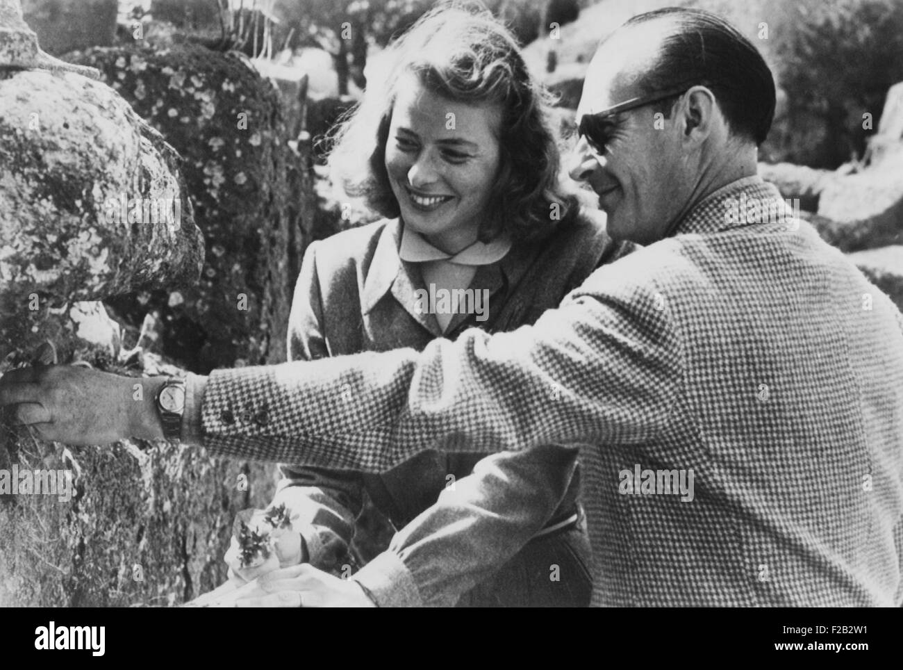 Ingrid Bergman e Roberto Rossellini divenne amanti durante le riprese di Stromboli, Aprile 1949. Bergman è in possesso di fiori Foto Stock