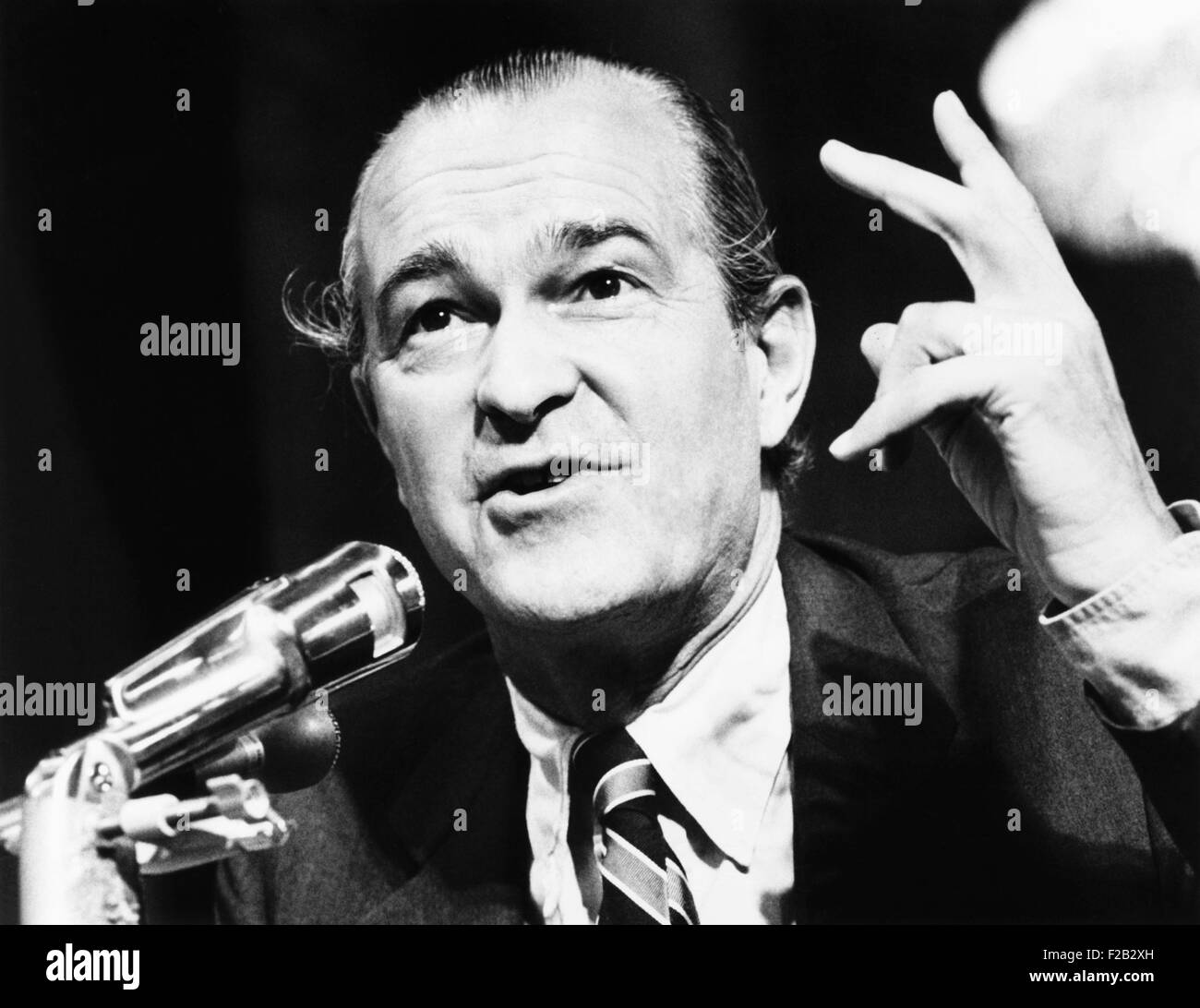 Richard Helms, ambasciatore degli Stati Uniti in Iran, prima di un senato comitato di selezione sulla intelligence. Sett. 17, 1975. In 1973, come ex Direttore della CIA, Helms ha testimoniato che la CIA non avevano sostenuto gli avversari del Cile del marxista assassinato il Presidente Salvador Allende. Nel 1977 Helms ricevuto a due anni di reclusione con la sospensione condizionale e un $2.000 ammenda per 'non completamente, completamente e accuratamente testimoniando al Congresso". (CSU 2015 7 306) Foto Stock