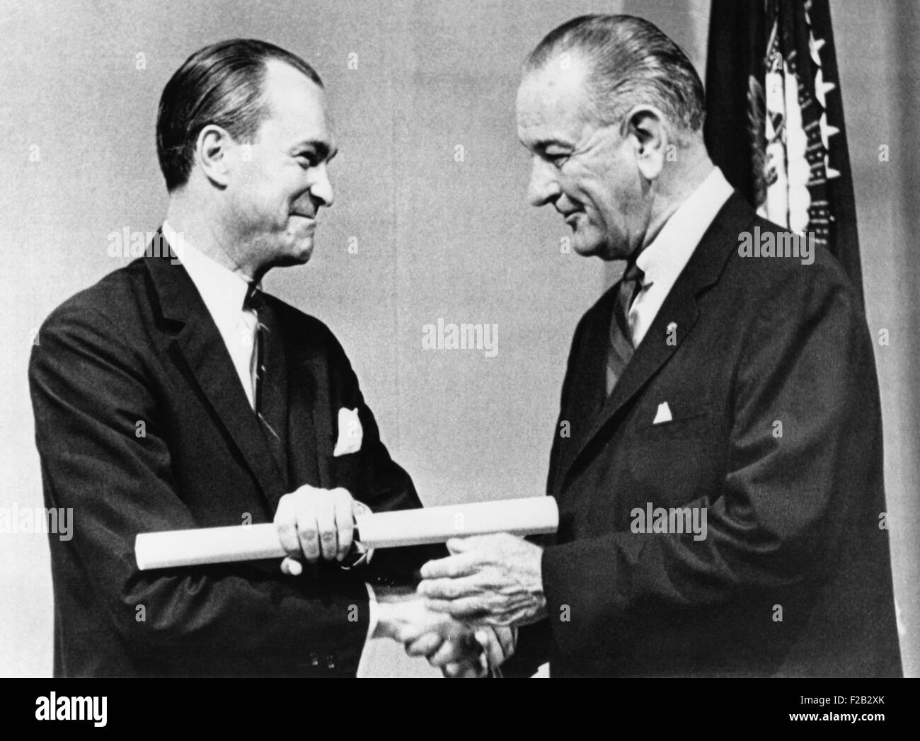 Il presidente Lyndon Johnson si congratula con Richard Helms dopo che egli ha prestato giuramento come direttore della CIA. Giugno 30, 1966. Helms servita nella WW2 OSS (Ufficio dei Servizi strategici) e fu in cia nella Truman, Eisenhower, e Kennedy Amministrazioni. (CSU 2015 7 305) Foto Stock