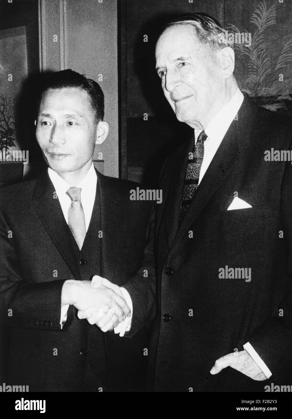 Park Chung-hee e pensionati General Douglas MacArthur agitare le mani. Si sono incontrati a MacArthur il Waldorf Astoria appartamento torre nella città di New York, nov. 18, 1961. Parco è stato poi il leader di un colpo di stato militare che ha rovesciato il debole coreano Seconda repubblica nel 1961. Egli è stato eletto come presidente della Korean Terza repubblica nel 1963,ed era un sempre più autoritario righello fino al suo assassinio 1979. (CSU 2015 7 299) Foto Stock