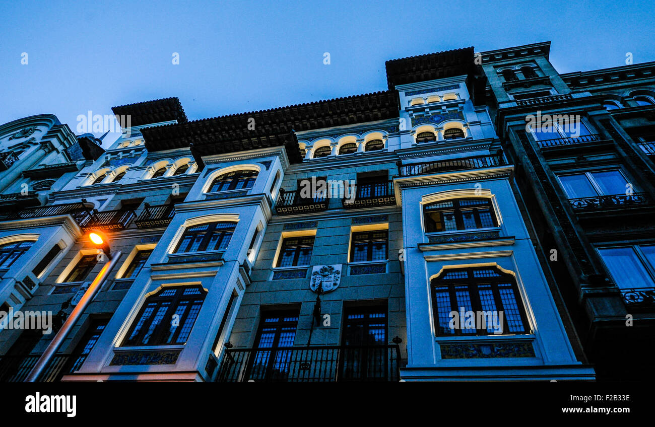 Un edificio a Madrid nella notte -onu edificio en Madrid por la noche Foto Stock