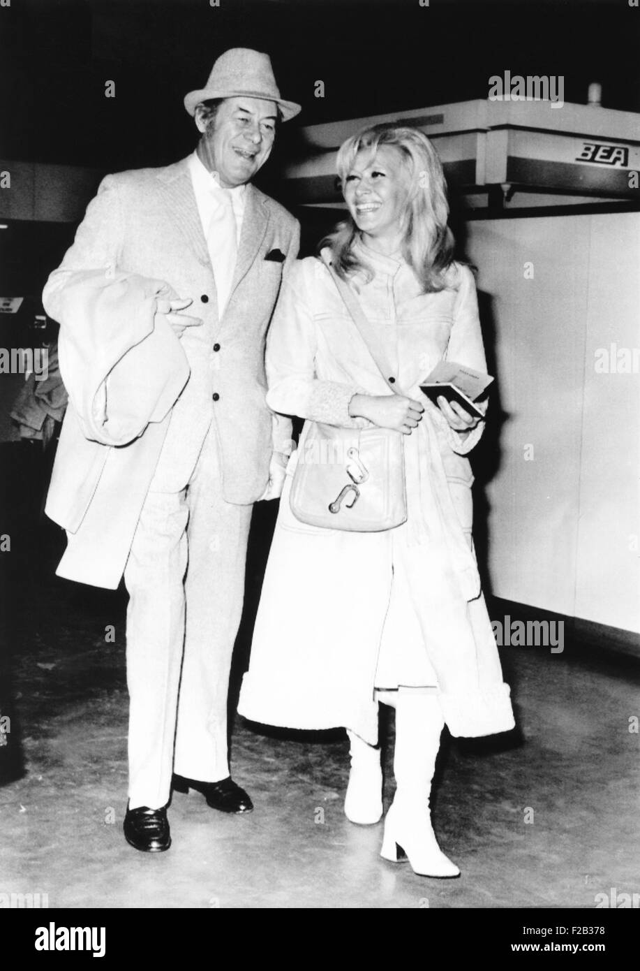 Attore Rex Harrison e Elizabeth Harris, ex moglie di attore Richard Harris, all'aeroporto di Heathrow. I fidanzati sono state tenendo una breve vacanza a Lo Bourgot, Francia. Nov. 26, 1970. Il loro matrimonio durò dal 1971-75. (CSU 2015 7 282) Foto Stock