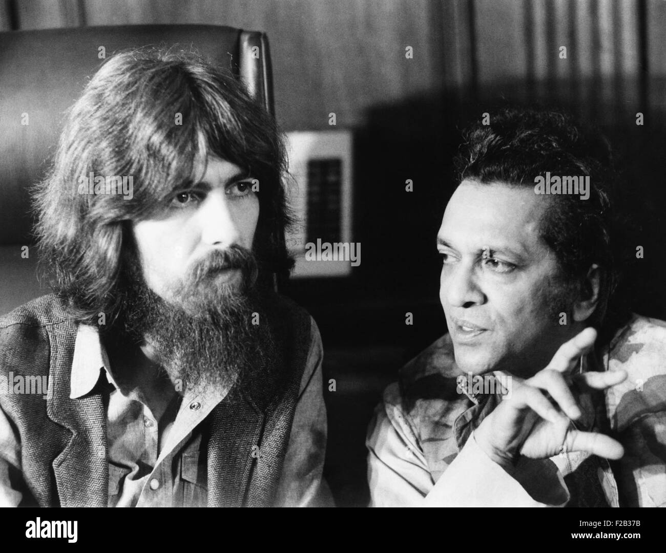Ex Beatle George Harrison (sinistra) e musicista indiano Ravi Shankar parlare ai giornalisti a New York. Luglio 27, 1971. La loro prevista Foto Stock