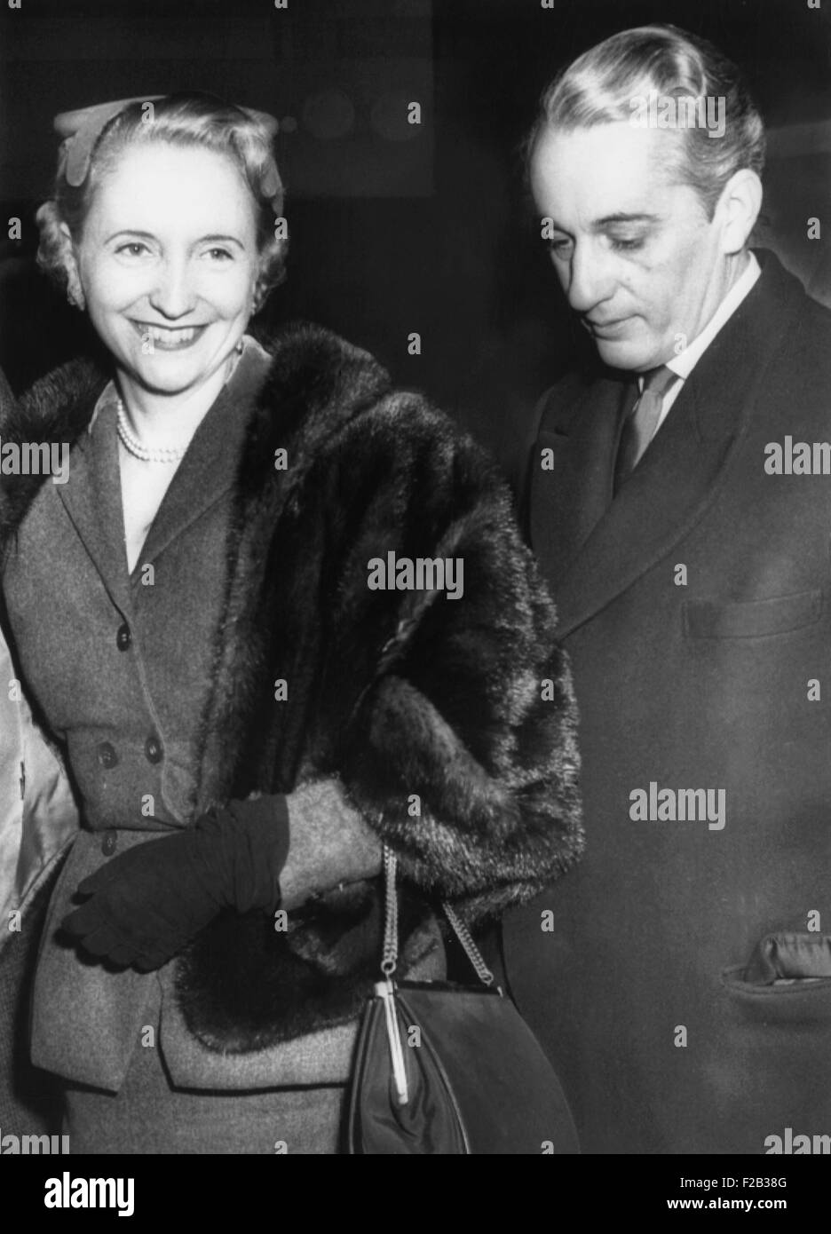 Margaret Truman e Clifton Daniel Jr. di ritorno da una visita con i suoi genitori in Mariagrazia, N.C. Il loro impegno è stato annunciato da suo padre, ex presidente Harry Truman, 12 marzo 1956. (CSU 2015 7 243) Foto Stock