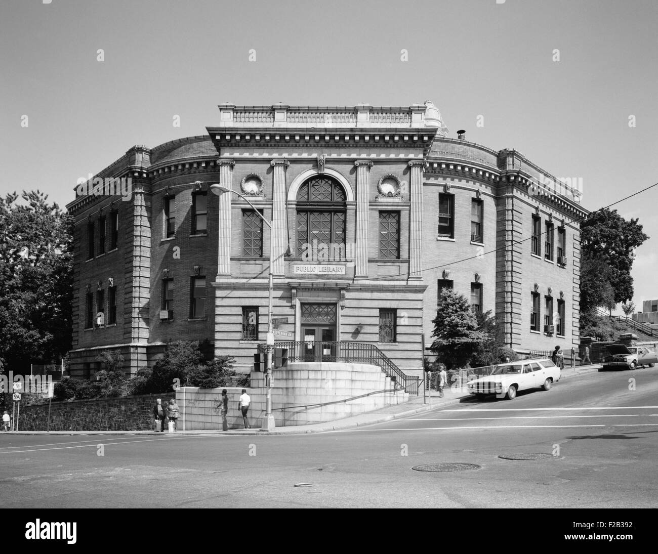 Yonkers biblioteca pubblica, ca. 1980. Ingresso principale. Nepperhan Avenue & South Broadway. Westchester County, New York. (BSLOC 2015 11 1) Foto Stock