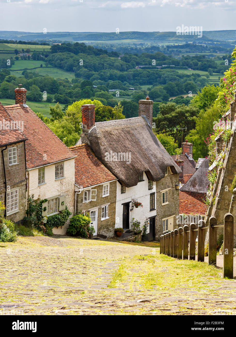 Famosa vista di pittoreschi cottage sulla strada di ciottoli a Gold Hill, Shaftesbury Dorset England Regno Unito Europa Foto Stock