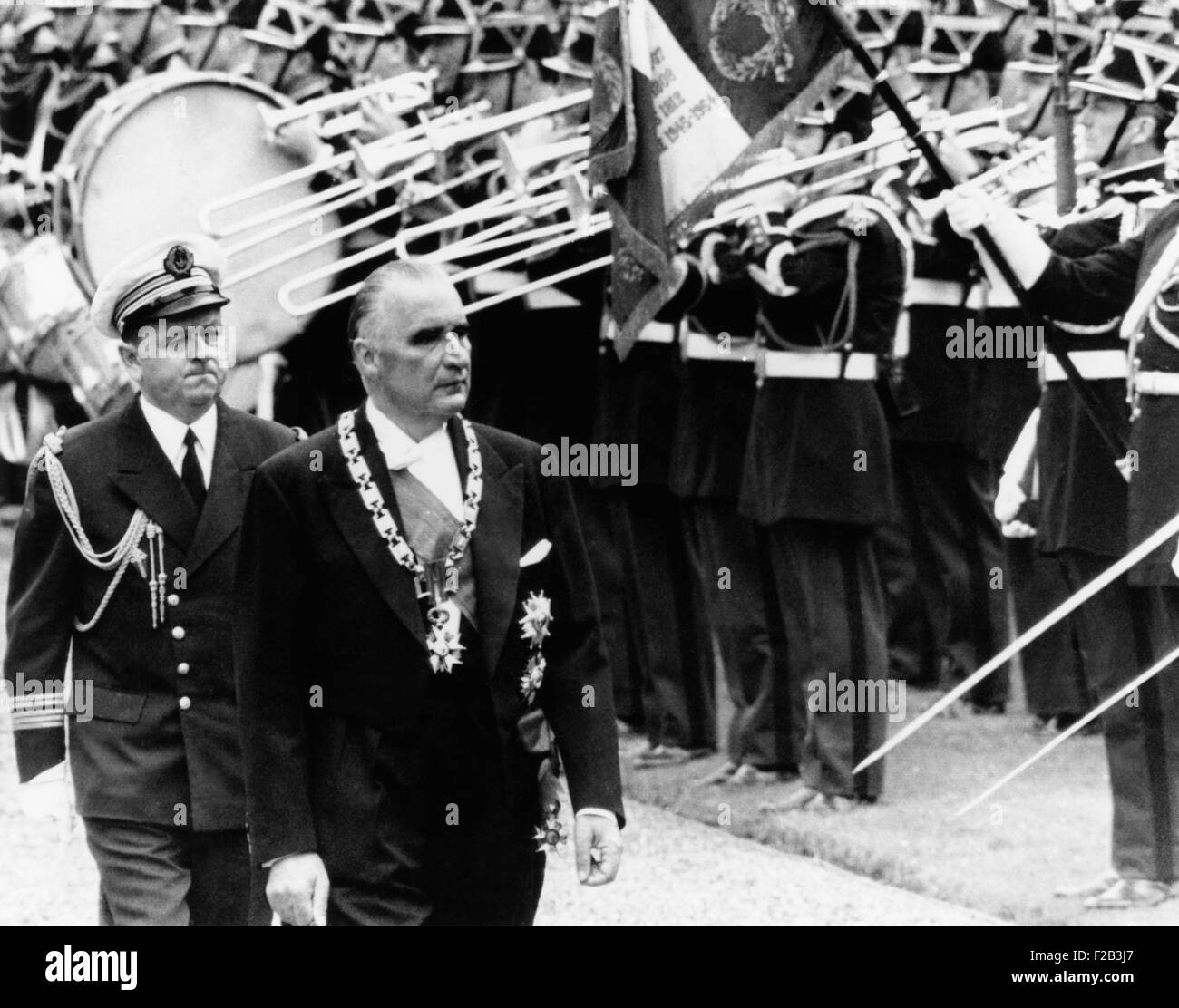Il Presidente francese Georges Pompidou assume la presidenza della Francia il 20 giugno 1969. Indossando l'Ordine della Legione di Onore, le insegne del francese Capo di Stato, egli cammina oltre la Guardia repubblicana all'Elysee Palace. - (CSU 2015 6 190) Foto Stock